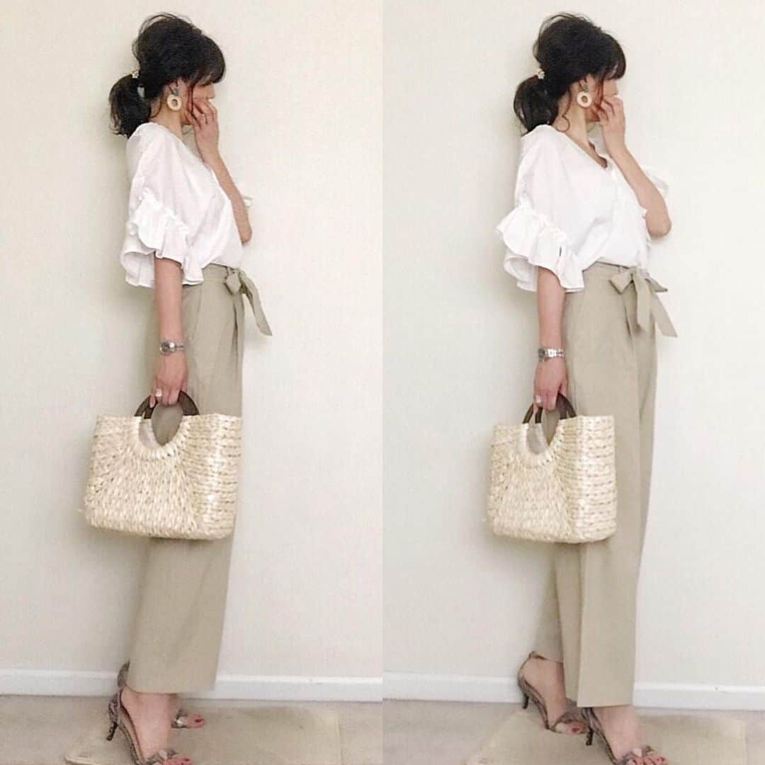 meiさんのインスタグラム写真 - (meiInstagram)「. ベージュ×ホワイトでまとめたコーデ👚 . 👖/ #ベルテッドリネンコットンワイドストレートパンツ @uniqlo . 👚/ @harulily_official . 👜 @i_need_more_shoes_official . . . #locari #beaustagrammer #プチプラコーデ #ootd_kob  #kaumo_fashion #きれいめコーデ  #ママコーデ #春コーデ#mineby3mootd  #fashion #ootd#ポニーテール#ponte_fashion#ミディアムヘア #アラフォーコーデ #mamagirl  #ユニクロきれいめ部 #officedressy#大人カジュアル#きれいめコーデ#mineプチプラ部#ユニクロコーデ#ワイドパンツ#yesuniqlo」6月4日 7時04分 - mei.5.7.des