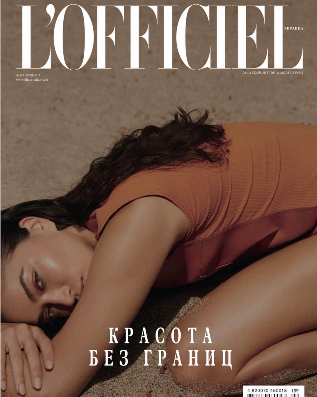 シャニーナ・シャイクのインスタグラム：「NEW COVER @lofficielukraine ‘The Body Issue’👄 Had the most amazing day shooting this cover + story on the beach in Malibu ... got lucky with the weather 🙌🏽 Photographer - @jumbotsui Stylist - @olgayanul Hair - @stephenbeaver81 Makeup - @francescatolot Manicure - @naokosaita Casting - @timiletonja」