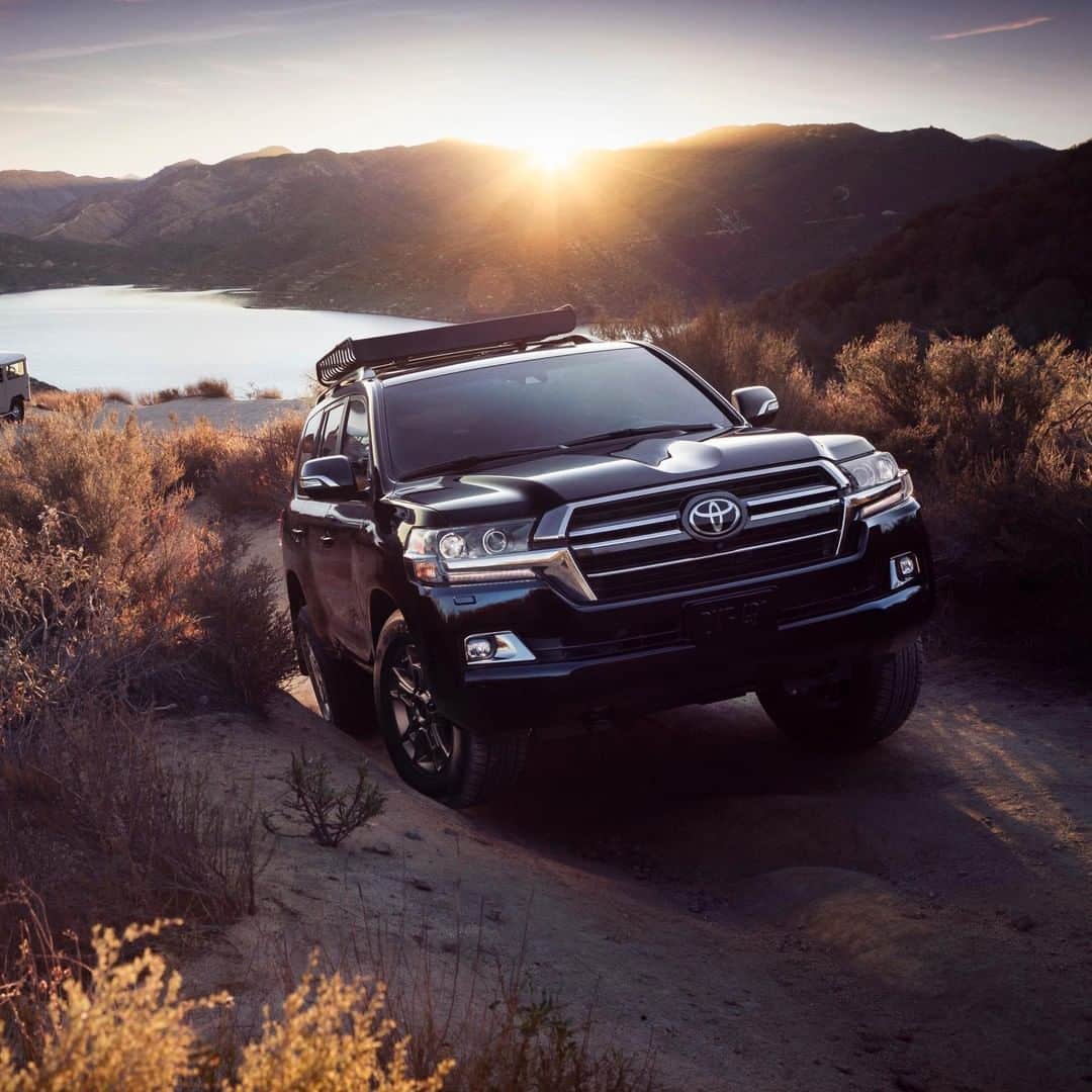 toyotausaさんのインスタグラム写真 - (toyotausaInstagram)「Sixty-plus years of conquering the globe, traversing over every kind of terrain and leaving behind a reputation that can only be called legendary. The 2020 Land Cruiser Heritage Edition. Arriving soon. #LandCruiser #LetsGoPlaces」6月4日 7時12分 - toyotausa