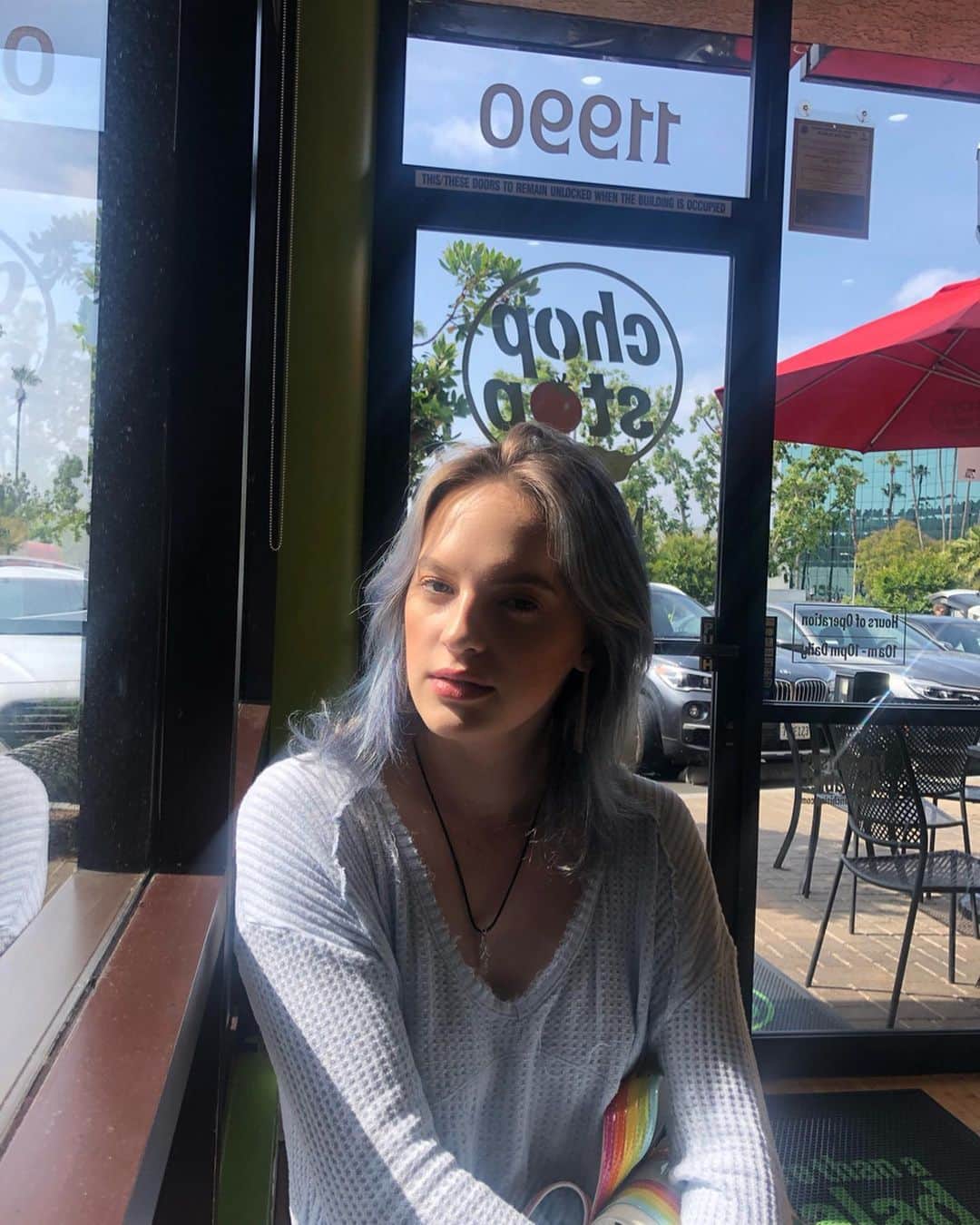 Addison Moffettのインスタグラム：「red, pale, & blue」