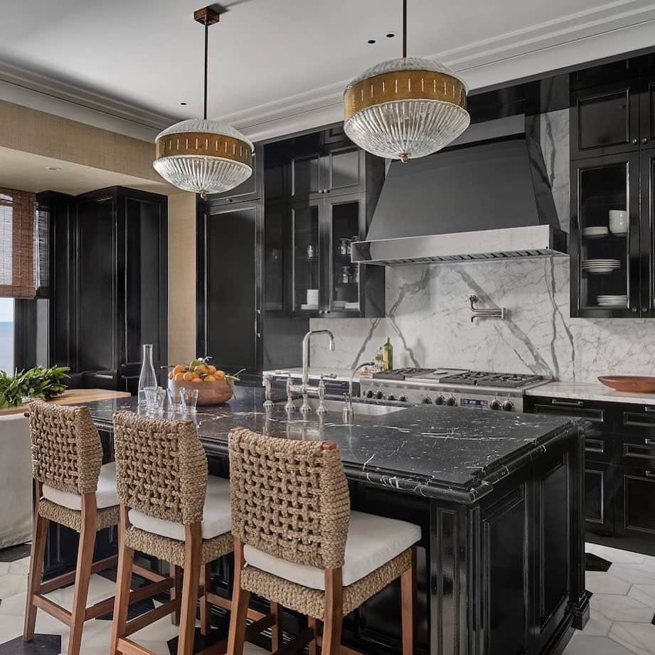 ELLE DECORさんのインスタグラム写真 - (ELLE DECORInstagram)「A stunning, black lacquered kitchen showcases the attention to detail in this Chicago home, through notched edges on the island, grasscloth walls, and inset vintage brass vitrines. Design by @kadlecdesign and @sashaadlerdesign  Link in bio for the full tour. Photo by @soluriphoto」6月4日 7時15分 - elledecor