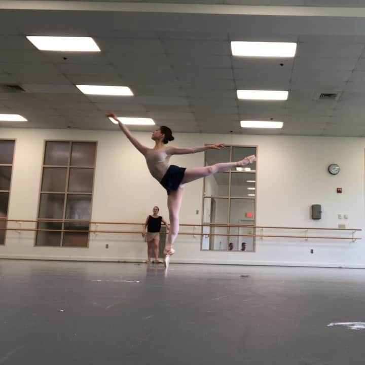 のインスタグラム：「Our day off class 🏃🏻‍♀️ @ashleyellisb 今日のクラス💕今週はお休み無しで行きます。#ballet #ballerina #class #ballerinalife #happy #happiness #dance #art #幸せ #バレエ #バレリーナ #rehearsal #travellife #work #motivationmonday」