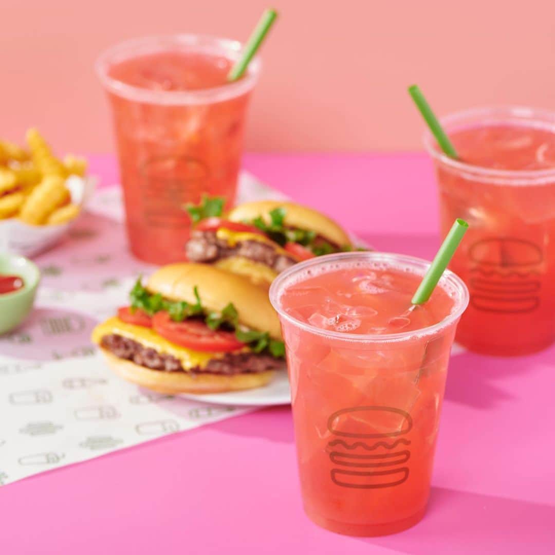 SHAKE SHACKさんのインスタグラム写真 - (SHAKE SHACKInstagram)「Keep your cool with our Strawberry Mint Lemonade! 🍋 Made with fresh strawberry puree + mint, it’s prime for spring + summertime sippin’. 😍 #shakeshack」6月4日 7時18分 - shakeshack