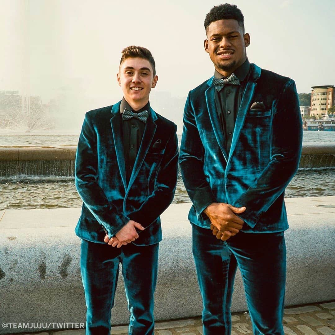 espnさんのインスタグラム写真 - (espnInstagram)「Girlfriend ends the relationship before prom ... Guy goes to Prom with JuJu instead, in velvet tuxes 👏🤵 (via @juju)」6月4日 7時18分 - espn