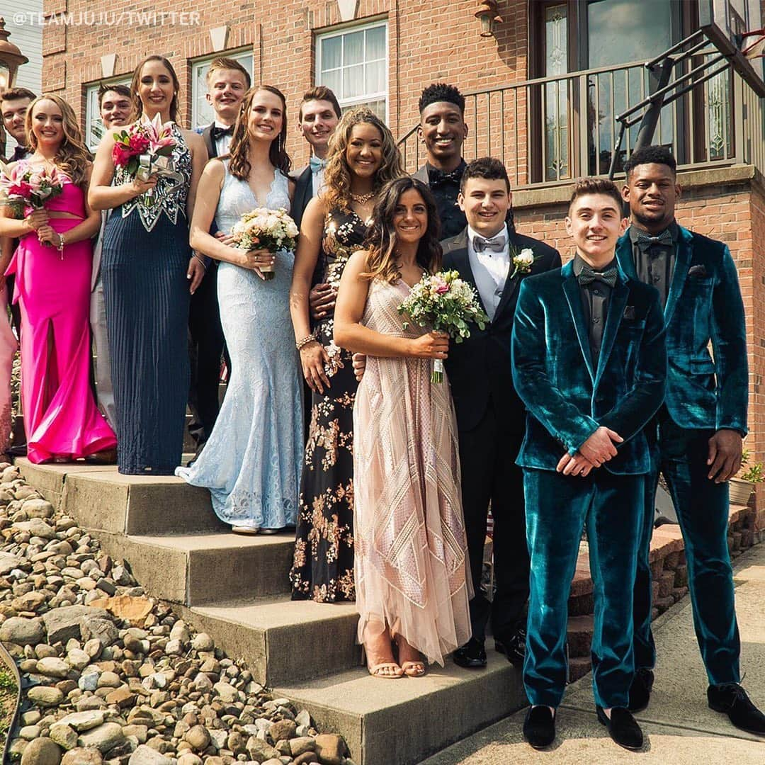 espnさんのインスタグラム写真 - (espnInstagram)「Girlfriend ends the relationship before prom ... Guy goes to Prom with JuJu instead, in velvet tuxes 👏🤵 (via @juju)」6月4日 7時18分 - espn