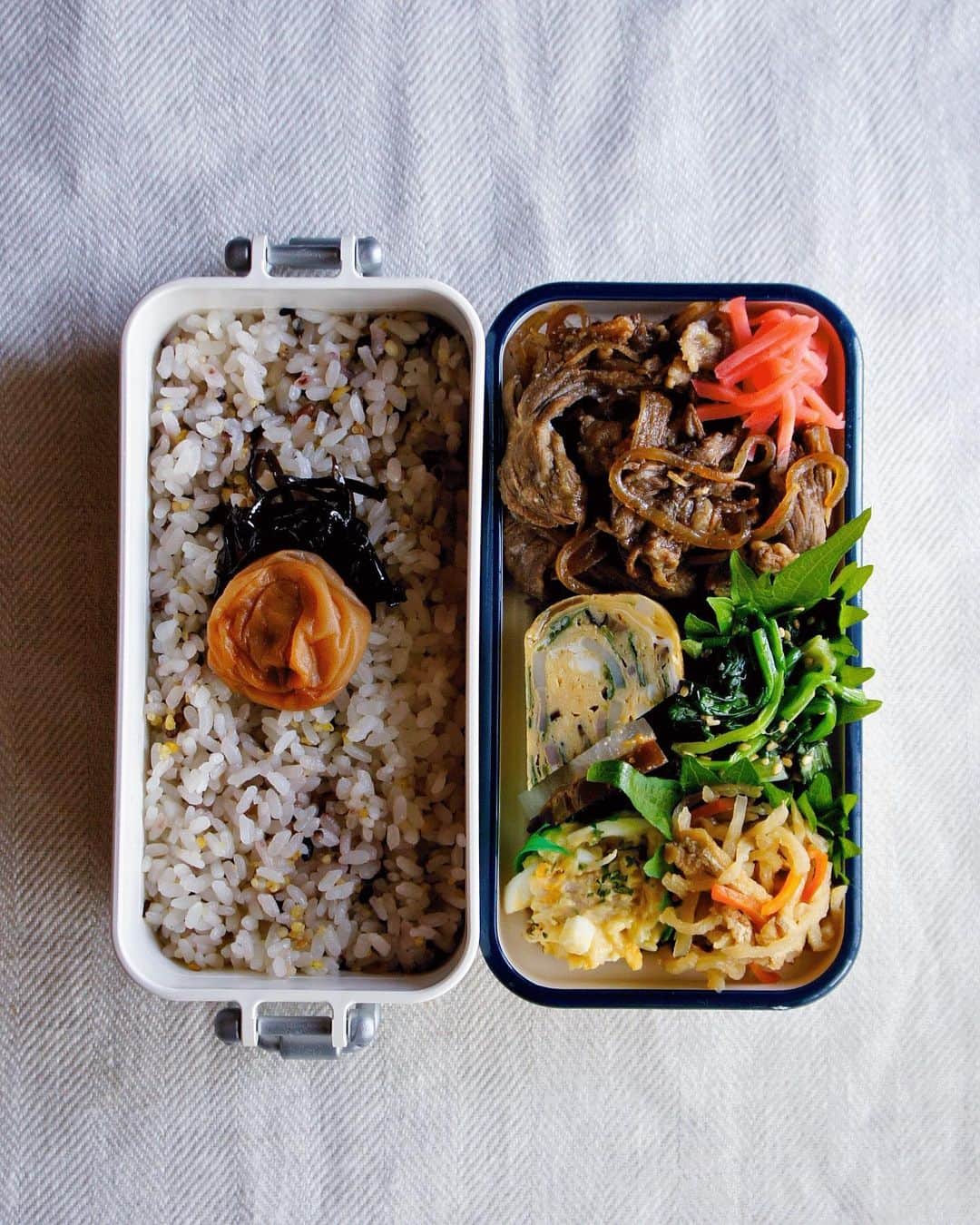 Ryoko Yunokiのインスタグラム：「+ + + Sukiyaki bento/すき焼き弁当 . *rice and umeboshi, soy-glazed kombu *soy-glazed beef, onion and shirataki *rolled omelette with shiitake, kamaboko fish cake and mitsuba leaves *blanched spinach salad with ginger sesame dressing *potato salad *dashi-simmered dried daikon and veggies . ＊ご飯と梅干し、昆布の佃煮 ＊牛肉、玉ねぎ、白滝のすき焼き風煮物 ＊木の葉どんぶり風だし巻き卵 ＊法蓮草のナムル ＊ポテトサラダ ＊切り干し大根の煮物 + + + #bento #お弁当 #丸の内弁当 #f52grams #二段弁当」