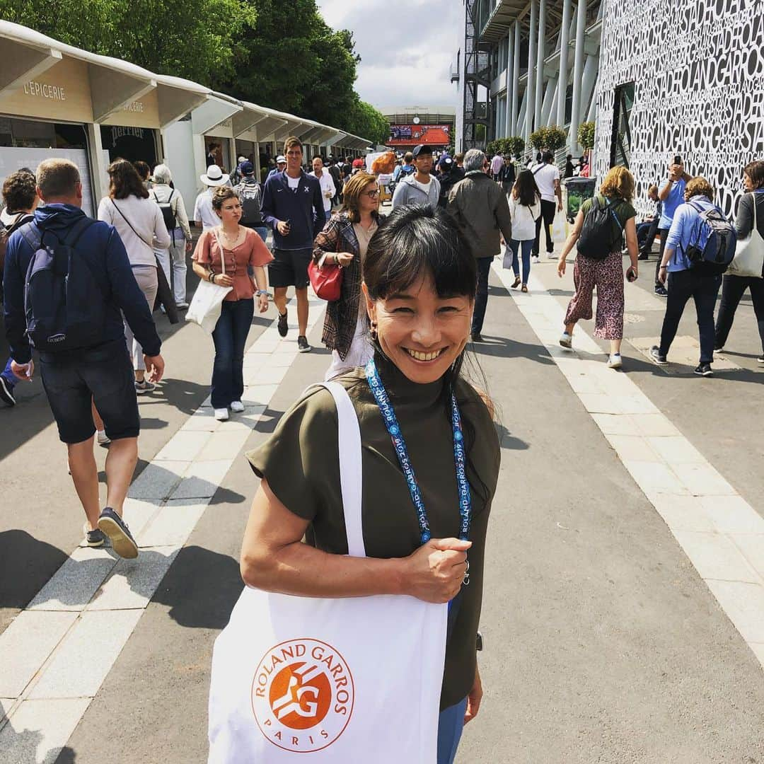 伊達公子さんのインスタグラム写真 - (伊達公子Instagram)「RolandGarros9日目 日没順延から2日に渡って戦った錦織くんの試合は、大逆転勝ち！ 今日こそもう無理かと思ったけど 相手のペールに最後の詰めで隙が出てきたことを見逃さず、気持ちを持ち直し勝ち切る凄さを実感。 明日のナダル戦に向けて、どこまで回復をできるのか....それを願うのみ。 私は「Kimikoの1枚」で、フランステニス連盟の強化部長にお話を聞きました。 夕方には、会場を少しお散歩→夜は久々に街中でモロッコ料理。 #伊達公子 #kimikodate #instatennis #tennis #tennisplayer #テニス #テニスプレイヤー #rolandgarros #rolandgarros2019 #ローランギャロス #全仏オープン #wowow #wowowtennis #keinishikori #錦織圭 #paris #パリ #モロッコ料理 #モロッコレストラン #moroccorestaurant #moroccofoods #tajine #タジン鍋 #クスクス #couscous」6月4日 7時36分 - kimiko.date