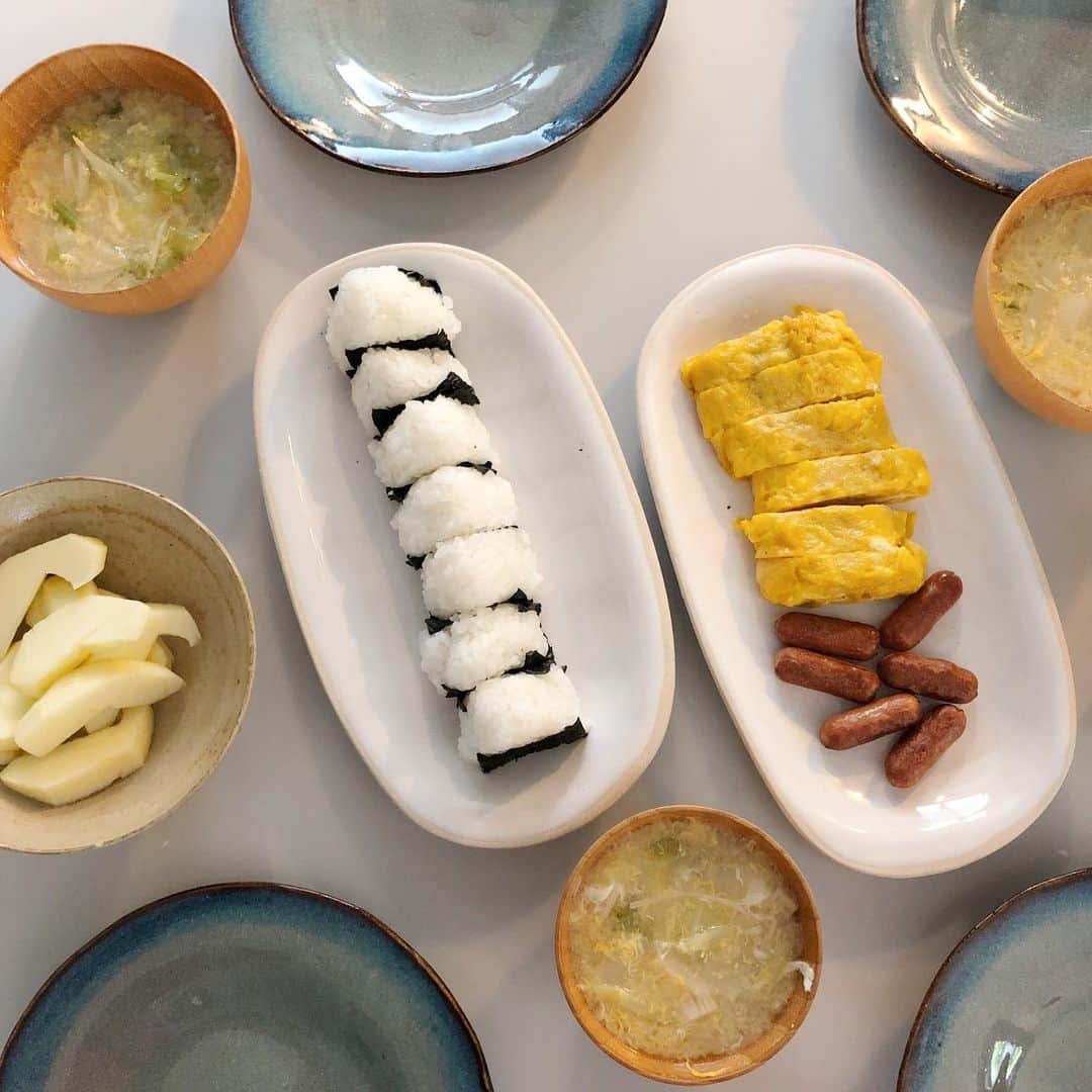 西山美希子さんのインスタグラム写真 - (西山美希子Instagram)「Good morning!!!!! ふわふわだけどくずれないオニギリ。これが美味しい。けっこう得意です👍 #breakfast」6月4日 7時31分 - mariaclove