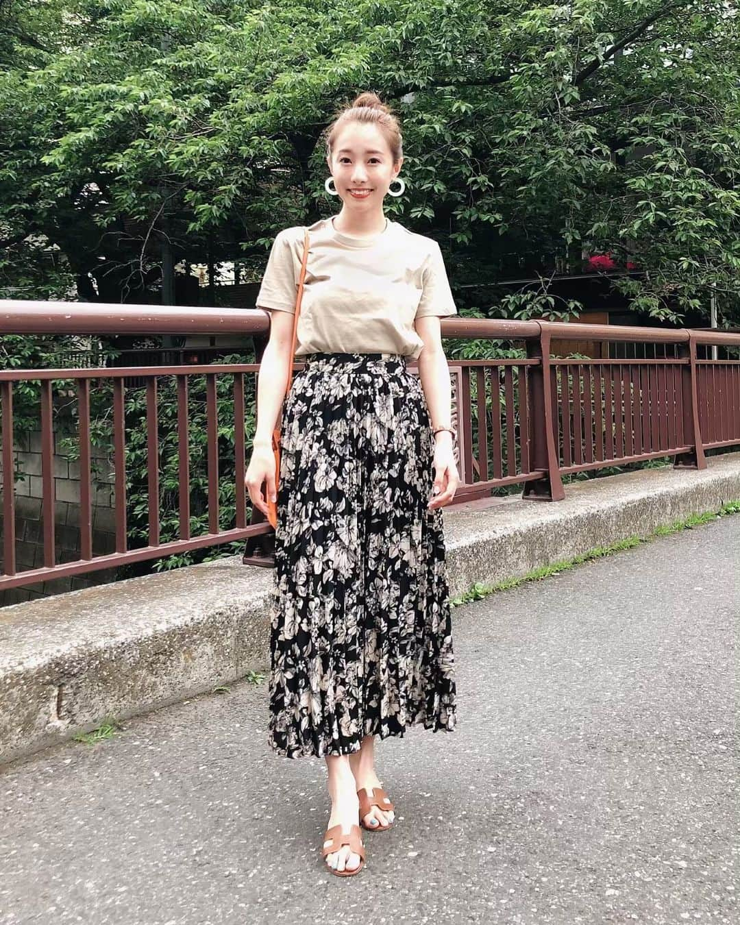 冨張愛さんのインスタグラム写真 - (冨張愛Instagram)「久々に花柄プリーツ☺︎ ベージュのTシャツ合わせて お団子ヘアに♡ * tshirts ... #aquagirl #lepicerie @aquagirl_official  skirt ... #titivate @titivatejp  bag & shoes ... #hermes @hermes #instagood #coordinate #ootd #outfit #fashion #instafashion #titivatestyle #코디네이트 #패션 #카메라 #157cmコーデ #コーディネート #コーデ #ファッション #今日のコーデ #Tシャツコーデ #ティティベイト #プリーツロングスカート #プリーツスカート #花柄スカート」6月4日 7時34分 - megumitomihari