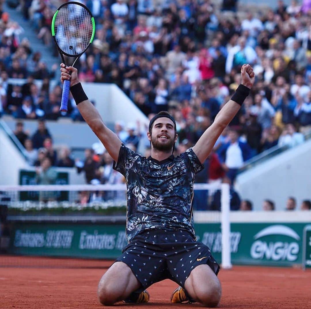 カレン・ハチャノフのインスタグラム：「A day to remember🇫🇷 What an atmosphere was out there tonight!🙏🏻🙌🏻 Paris je t’aime❤️ @rolandgarros #RG19 #QF #TeamKhachanov」
