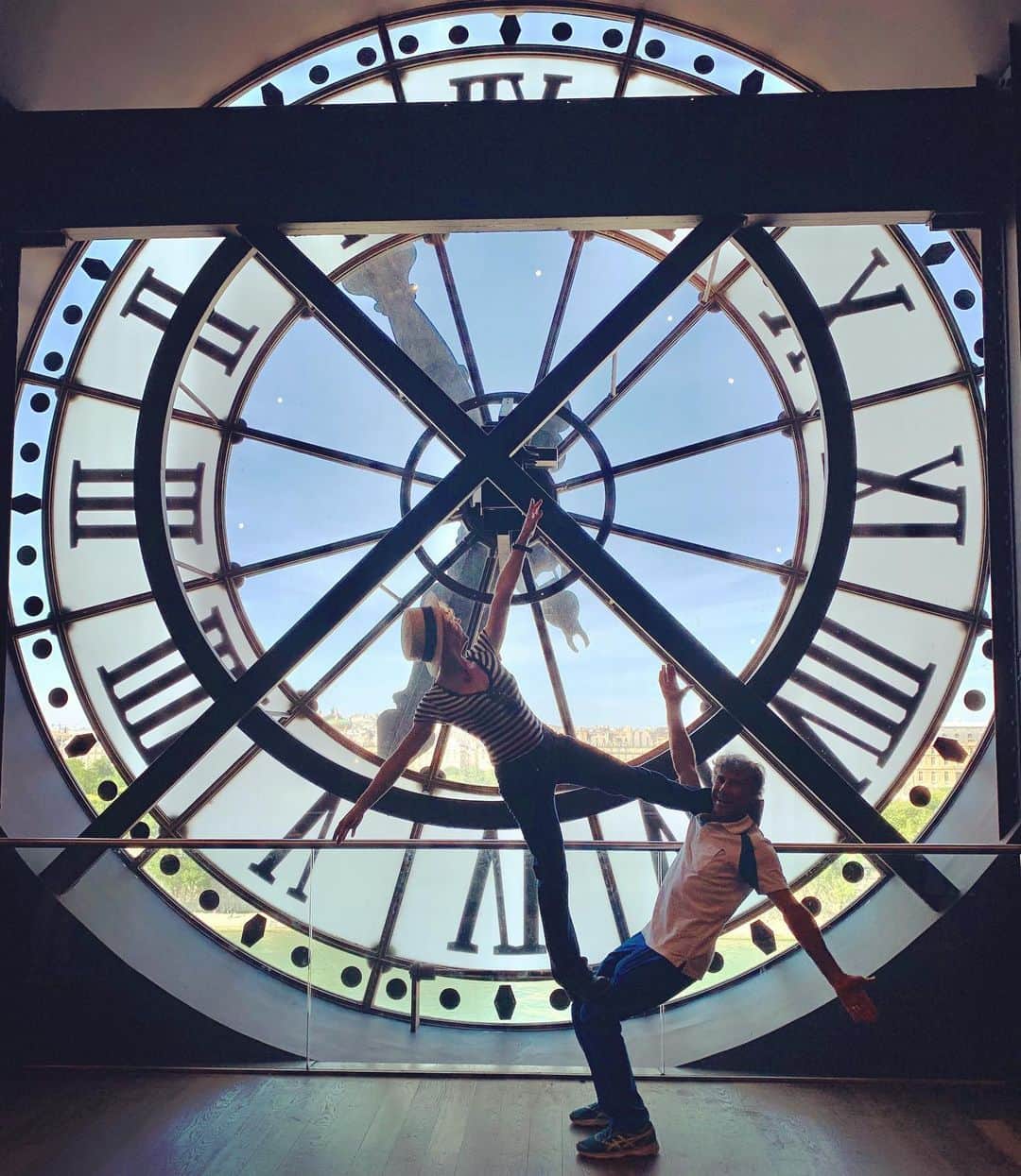 ボニー・モーガンのインスタグラム：「In the further Adventures of Bon and Dad... it’s high time we visit the Musée d’Orsay! @museeorsay #adventuresofbonanddad #parisadventures #parisshenanigans #flyingourflag #museedorsay #wearegonnagetkickedout #worthit #runningamok #shenanigans #acrobats #mydadsthecoolest #clowningaround #clocked #hightime  #merci #paris #bendybonnie」