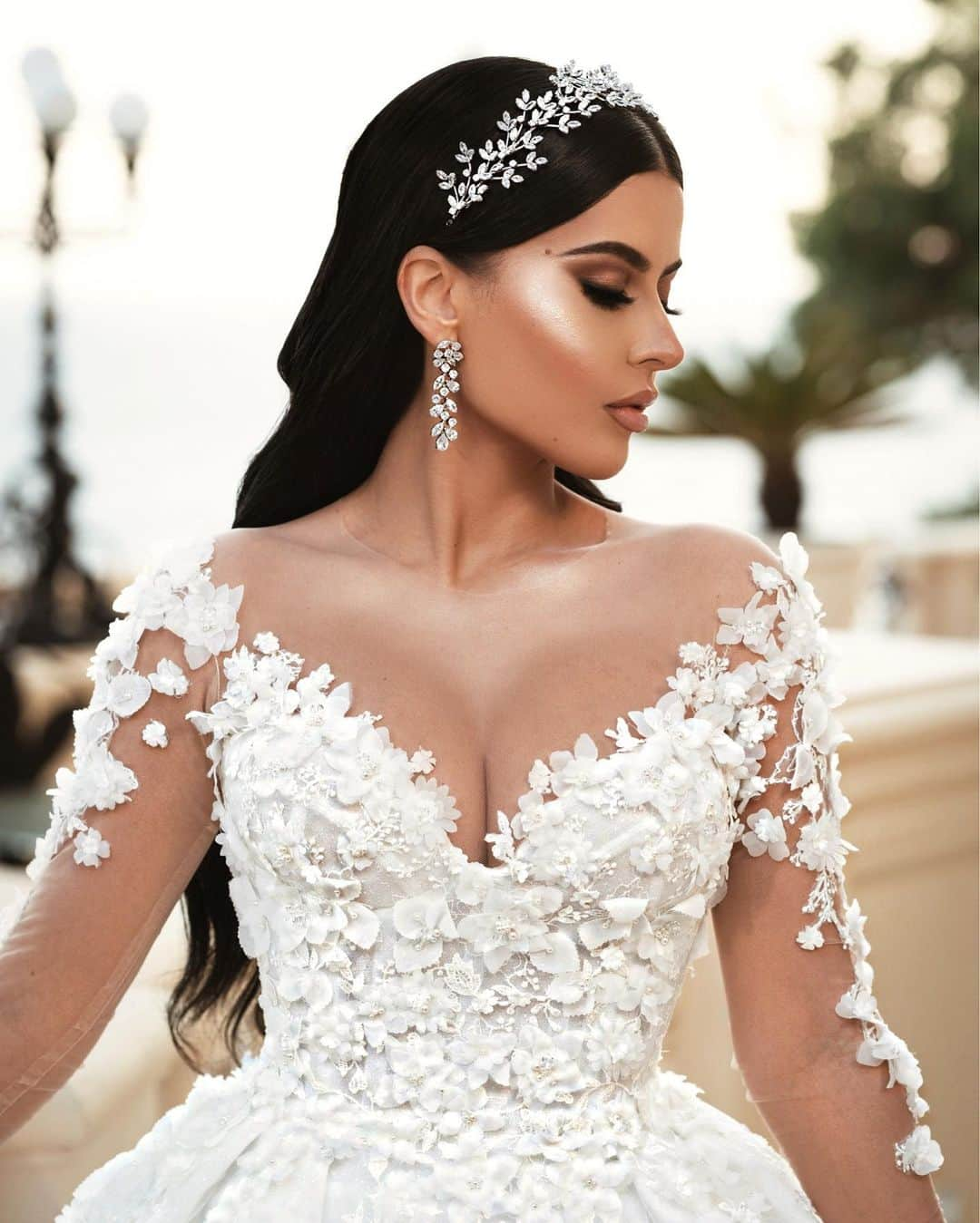 Anastasia Beverly Hillsさんのインスタグラム写真 - (Anastasia Beverly HillsInstagram)「So gorgeous @amrezy wedding photos 😍  BROWS • Brow Wiz & Dipbrow Gel in Dark Brown  GLOW & CONTOUR • #ABHxAmrezy Highlighter & Powder Contour Kit」6月4日 7時54分 - anastasiabeverlyhills