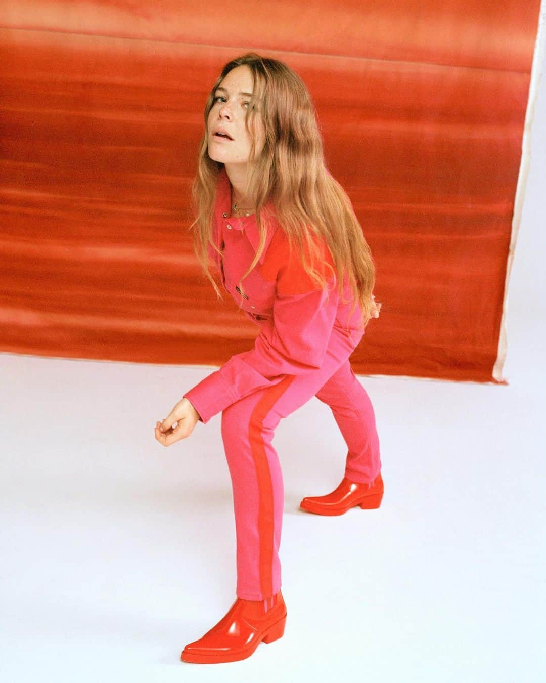 Teen Vogueさんのインスタグラム写真 - (Teen VogueInstagram)「“What I make next gets to be born out of this. Now we can actually start getting into it.” In Teen Vogue's June cover story, @MaggieRogers talks to @claire_ifying about calling her own shots, her respect for Billie Eilish, and what comes after "Heard It in a Past Life." 📸: @peterashlee ✍️: @claire_ifying Stylist: @jaimekaywaxman Hair: @edwardlampley Makeup: @laurastiassni」6月4日 7時50分 - teenvogue