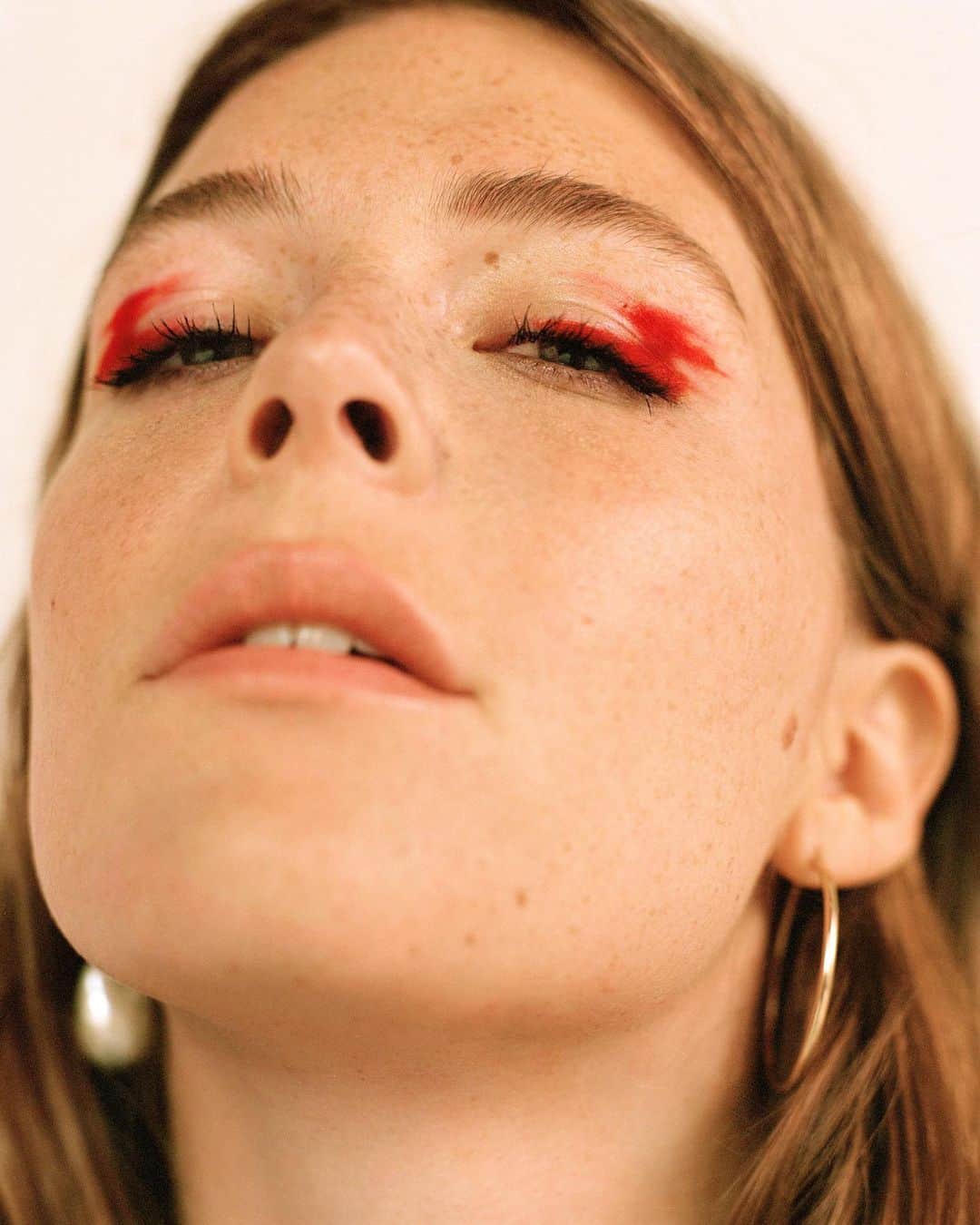 Teen Vogueさんのインスタグラム写真 - (Teen VogueInstagram)「“What I make next gets to be born out of this. Now we can actually start getting into it.” In Teen Vogue's June cover story, @MaggieRogers talks to @claire_ifying about calling her own shots, her respect for Billie Eilish, and what comes after "Heard It in a Past Life." 📸: @peterashlee ✍️: @claire_ifying Stylist: @jaimekaywaxman Hair: @edwardlampley Makeup: @laurastiassni」6月4日 7時50分 - teenvogue