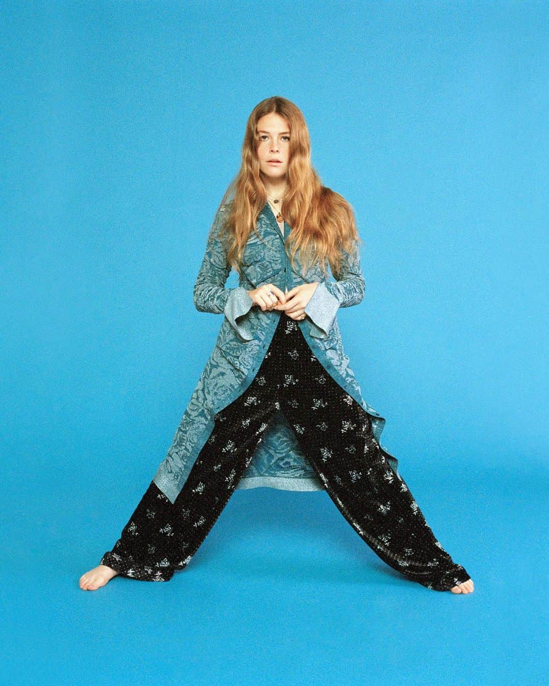 Teen Vogueさんのインスタグラム写真 - (Teen VogueInstagram)「“What I make next gets to be born out of this. Now we can actually start getting into it.” In Teen Vogue's June cover story, @MaggieRogers talks to @claire_ifying about calling her own shots, her respect for Billie Eilish, and what comes after "Heard It in a Past Life." 📸: @peterashlee ✍️: @claire_ifying Stylist: @jaimekaywaxman Hair: @edwardlampley Makeup: @laurastiassni」6月4日 7時50分 - teenvogue