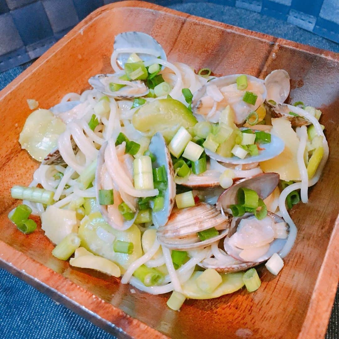 佐山万里菜さんのインスタグラム写真 - (佐山万里菜Instagram)「🍽シェフ佐山🍽 ・糖質0麺ボンゴレ&さっぱり鶏むね肉 →糖質0麺、そら豆、あさり、ネギ&鶏むね肉、大根おろし、ネギ、ミョウガ。 . . 記文の糖質0麺いー感じ✨ うまうまです😋 ボンゴレ最強にうまいっ🍴 鶏むね肉は、さっぱりポン酢で✨ これは間違えないな！！ . まさにっ食べた物が身体を作る✨ 🍴アスリートのリアルなアスリート飯🍴 今月は、かなり充実なスケジュール✨ 鴨川楽しみだぁ⚽️ 楽しみな事がめっちゃ多い！！ いろんな出会いに感謝‼️ #笑顔 #オシャレ #可愛い#写真#海好き #アスリート#筋肉 #腹筋 #トレーニング #減量#ダイエット#instagood #幸せ #ライフスタイル #うまい #アスリート飯 #減量食 #ダイエットメニュー  #料理  #節約 #食事 #いいね #食トレ#ヘルシーメニュー  #food #diet #good #糖質0麺 #happy #女子サッカー」6月4日 7時53分 - sayama.19