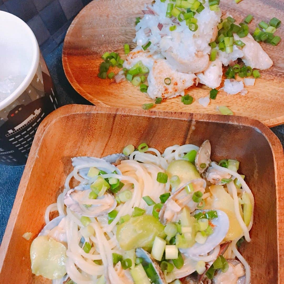 佐山万里菜さんのインスタグラム写真 - (佐山万里菜Instagram)「🍽シェフ佐山🍽 ・糖質0麺ボンゴレ&さっぱり鶏むね肉 →糖質0麺、そら豆、あさり、ネギ&鶏むね肉、大根おろし、ネギ、ミョウガ。 . . 記文の糖質0麺いー感じ✨ うまうまです😋 ボンゴレ最強にうまいっ🍴 鶏むね肉は、さっぱりポン酢で✨ これは間違えないな！！ . まさにっ食べた物が身体を作る✨ 🍴アスリートのリアルなアスリート飯🍴 今月は、かなり充実なスケジュール✨ 鴨川楽しみだぁ⚽️ 楽しみな事がめっちゃ多い！！ いろんな出会いに感謝‼️ #笑顔 #オシャレ #可愛い#写真#海好き #アスリート#筋肉 #腹筋 #トレーニング #減量#ダイエット#instagood #幸せ #ライフスタイル #うまい #アスリート飯 #減量食 #ダイエットメニュー  #料理  #節約 #食事 #いいね #食トレ#ヘルシーメニュー  #food #diet #good #糖質0麺 #happy #女子サッカー」6月4日 7時53分 - sayama.19