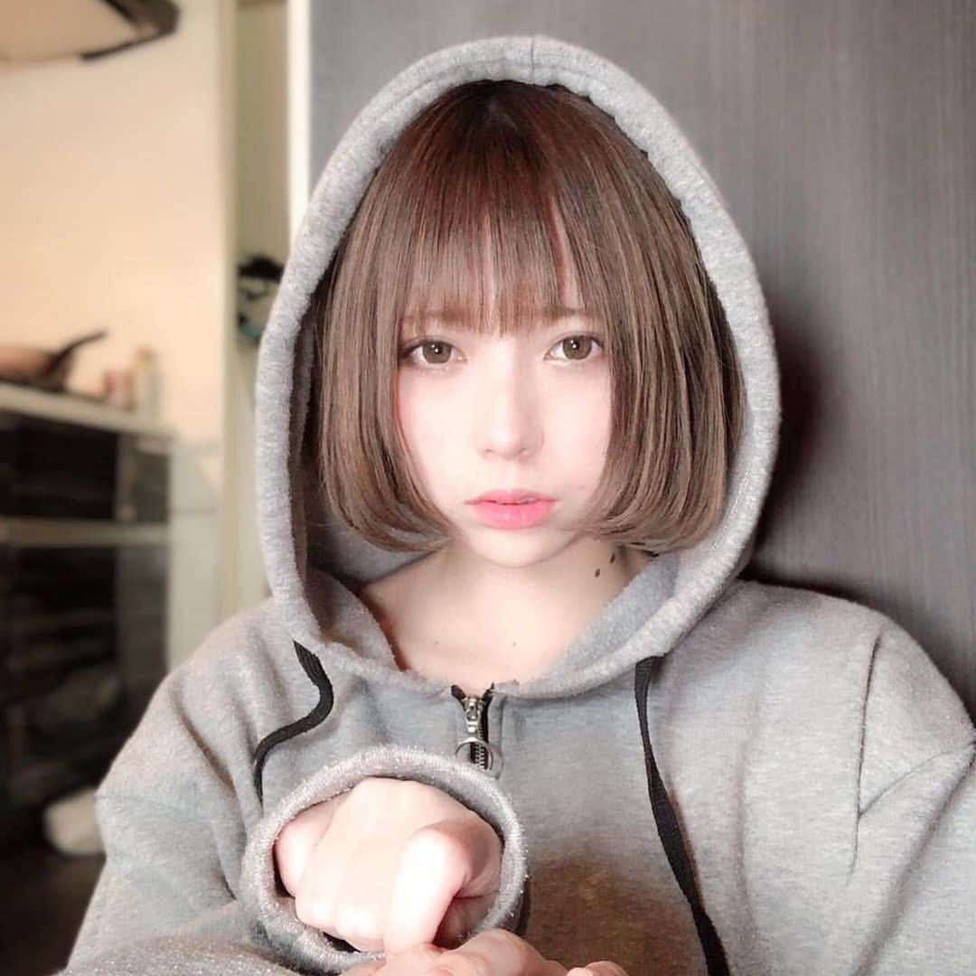 美女美容事情さんのインスタグラム写真 - (美女美容事情Instagram)「《ボブヘアーにフード🐱💕》⠀ *⠀ リポストを使って、素敵な写真📷✨を投稿されてる方を紹介させて頂く⠀⠀⠀⠀ 【💄美女美容事情💅】のコーナーです✨⠀ *⠀⠀⠀⠀⠀⠀⠀ いいねやコメント、フォローして応援してね❤︎🥰🎶⁣⠀ *⠀⠀⠀⠀⠀⠀⠀ 今回ご紹介させて頂きますのは❤︎⠀ なまはむこさん< @_hamutar__ >の素敵なお写真📸⠀ *⠀ フードを被った姿がまたアンニュイな感じを引き立てていて可愛い〜😊⠀ そしてなまはむこさんの首元のホクロが可愛いチャームポイント❣️とっても魅力的 ❤︎⠀ *⠀⠀ なまはむこさんのアカウントには他にも素晴らしい投稿が沢山ありますので是非覗いてみてくださいね💁‍♀️💙⠀ *⠀⠀ なまはむこさん< @_hamutar__ >⠀ 素敵な投稿ありがとうございました☺️📸✨⠀⠀⠀⠀⠀⠀⠀⠀ △▼△▼△▼△▼△▼△▼△▼△▼△▼⠀⠀⠀⠀⠀⠀⠀⠀⠀⠀⠀⠀⠀⠀⠀⠀⠀⠀⠀⠀⠀⠀⠀⠀⠀⠀⠀⠀⠀⠀⠀⠀⠀ ❤🧡💛「美女美容事情」💚💙💜⠀⠀⠀⠀⠀⠀⠀⠀⠀⠀⠀⠀⠀⠀⠀ 👇掲載ご希望の方は👇⠀⠀⠀⠀⠀⠀⠀⠀⠀⠀⠀⠀⠀⠀⠀⠀ @b_b_j.jタグ付けと🖤 # ビジョビ⠀🖤⠀⠀⠀⠀⠀⠀⠀⠀⠀⠀⠀⠀⠀⠀⠀ をタグ付けお願いします✨⠀⠀⠀⠀⠀⠀⠀⠀⠀⠀⠀⠀⠀⠀⠀⠀ ――――――――――――――――⠀⠀⠀⠀⠀⠀⠀⠀⠀⠀⠀⠀⠀⠀⠀⠀⠀⠀⠀⠀⠀⠀⠀ ～姉妹アカウントのご紹介～⠀⠀⠀⠀⠀⠀⠀⠀⠀⠀⠀⠀⠀⠀⠀⠀⠀⠀⠀⠀⠀⠀⠀⠀⠀⠀⠀ ◇美容情報を紹介している«美女美容事情～Beauty～»⠀⠀⠀⠀⠀⠀⠀⠀⠀⠀⠀⠀⠀⠀⠀⠀⠀⠀⠀⠀⠀⠀⠀⠀⠀⠀ ( @b_b_j.j_b )⠀⠀⠀⠀⠀⠀⠀⠀⠀⠀⠀⠀⠀⠀⠀⠀⠀⠀⠀⠀⠀⠀⠀⠀⠀⠀⠀ ◇美しい旅スポット紹介をしている«美 spot»⠀⠀⠀⠀⠀⠀⠀⠀⠀⠀⠀⠀⠀⠀⠀⠀⠀⠀⠀⠀⠀⠀⠀⠀⠀ ( @b__spo )⠀⠀ ⠀ ◇ビジョビがお届けするセレクトショップ«bi select»⠀ ( @bi_select )⠀ ⠀⠀⠀⠀⠀⠀⠀⠀⠀⠀⠀⠀⠀⠀⠀⠀⠀⠀⠀⠀⠀ よかったらこちらも覗いてみてね✨⠀ ――――――――――――――――⠀⠀⠀ @b_b_j.j⠀⠀ #美肌  #自撮り #メイク #beauty⠀⠀⠀⠀⠀⠀⠀⠀⠀⠀⠀⠀ #美白 #パーカー ⠀⠀⠀⠀⠀⠀⠀⠀ #パーカーコーデ #パーカー女子 ⠀ #リラックスタイム #自撮り女子 ⠀⠀ #美意識向上 #ラフコーデ ⠀⠀ #ボブヘアアレンジ #女子力アップ ⠀ #ショートボブ #美意識  #小顔  #ショートヘアアレンジ ⠀ #女子力 #女子力向上 ⠀ #naturalbeauty」6月3日 22時55分 - b_b_j.j