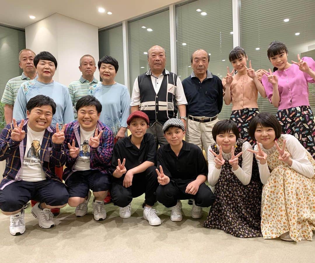たくやのインスタグラム：「あ、乱視じゃないです  双子の群れです  本日このあとすぐ  ＭＢＳ毎日放送  痛快！明石家電視台  23時56分〜  みてねー  #双子」
