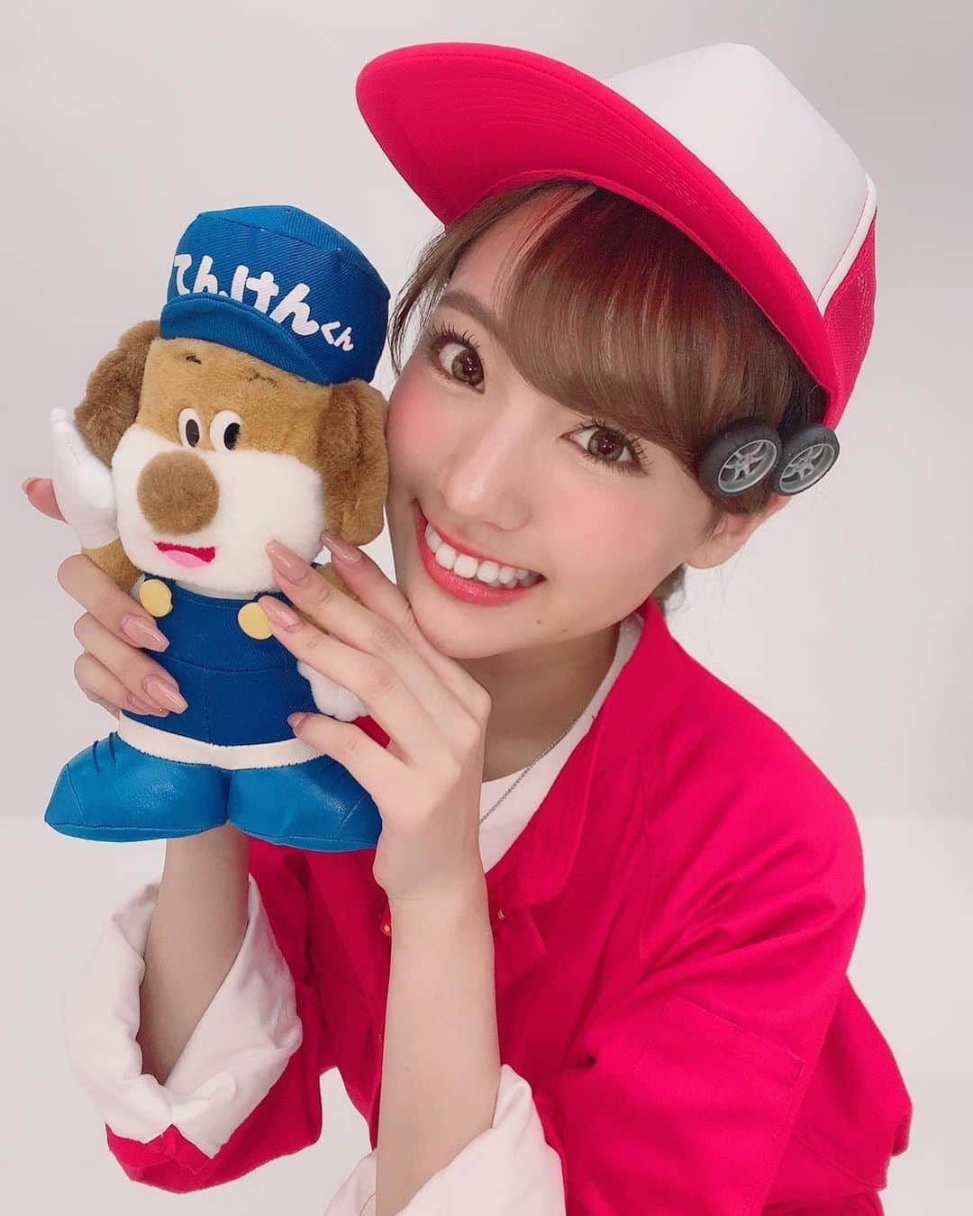 志田友美（ゆうみん）のインスタグラム：「近畿地区自動車整備連絡協議会のサポートガールに就任されました🚘❤️ つなぎ着たよ🤓！！ ポスター色々なところに貼られるので解禁まで待っててね🥺 これから、整備や整備士に関する情報を発信していきます💁‍♀️✨✨ #車 #自動車 #整備 #整備士 #自動車整備 #てんけんくん #つなぎちゃん #つなぎ #近畿地区自動車整備連絡協議会」