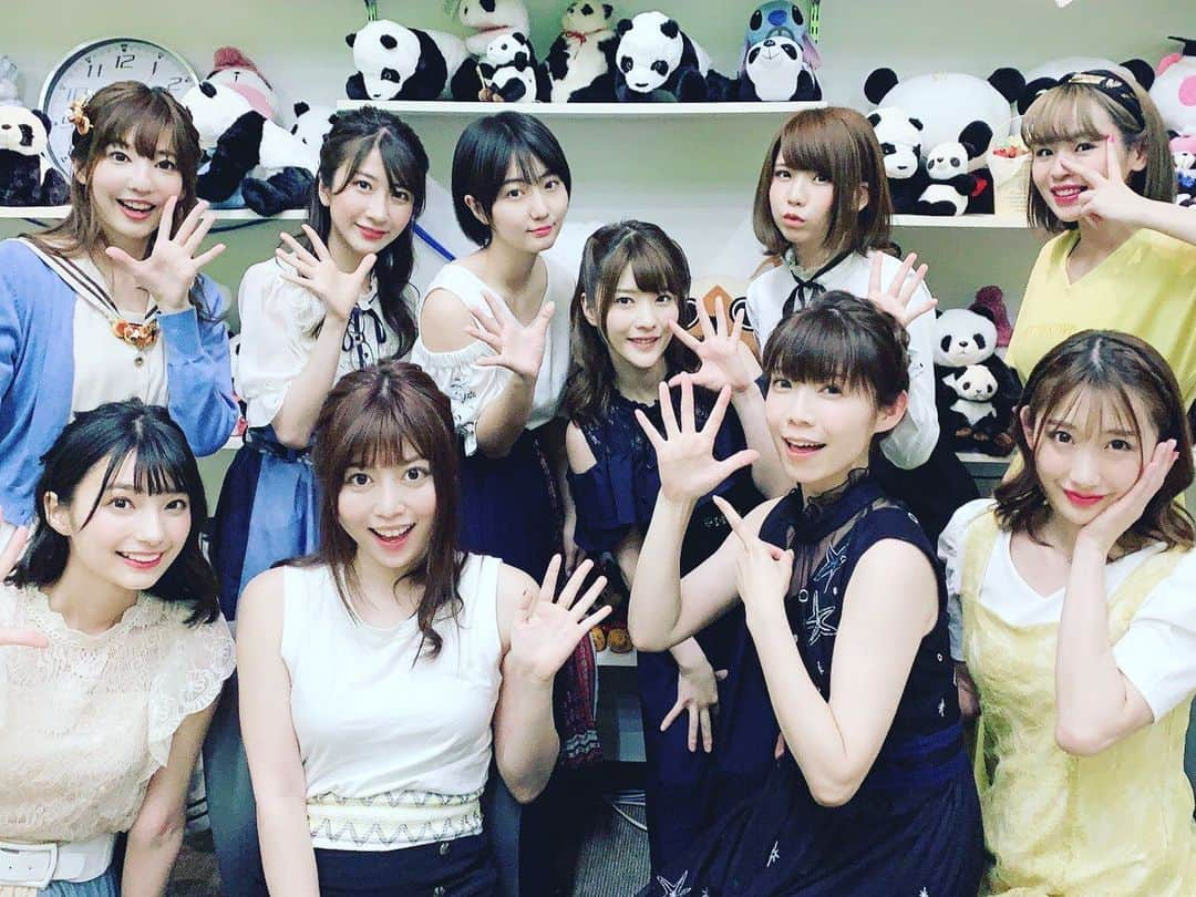 新井愛瞳さんのインスタグラム写真 - (新井愛瞳Instagram)「☆ ★ ☆ ★ 🏴‍☠️ゴー☆ジャス動画5周年記念生放送でした！ ご視聴いただき ありがとうです！  アシスタントの新井愛瞳です。 こうやって沢山の方とお話しさせていただいただいたり、楽しくゲームがやれていることがとっても幸せです。 みなさんお優しい、、、泣 ゴー☆ジャス動画内ではまだまだ新人！もっともっと楽しく！ 今後もよろしくお願いします！  改めて、5周年おめでとうございます！！！！！ ☆ 写真は出演された皆様と！！！ ☆  #ゴージャス動画」6月3日 22時57分 - arai_manami_official