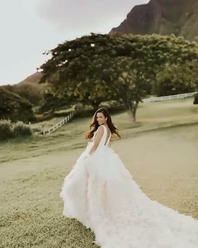 Wedding Lifeのインスタグラム：「OMG! So stunning!😍Video by 🎥 @ashabaileyphotography . . 👰🏻@jessimalay 🤵@shotbyg 💃🏻@pronovias @millerxmatt」