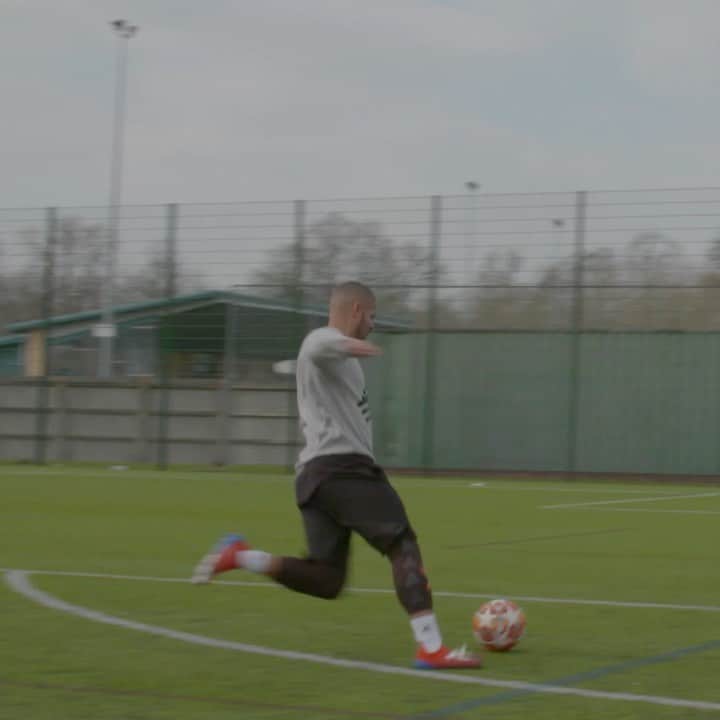 F2Freestylersのインスタグラム：「Left foot trivela, no questions asked 🙅🏻‍♂️😅🚀」