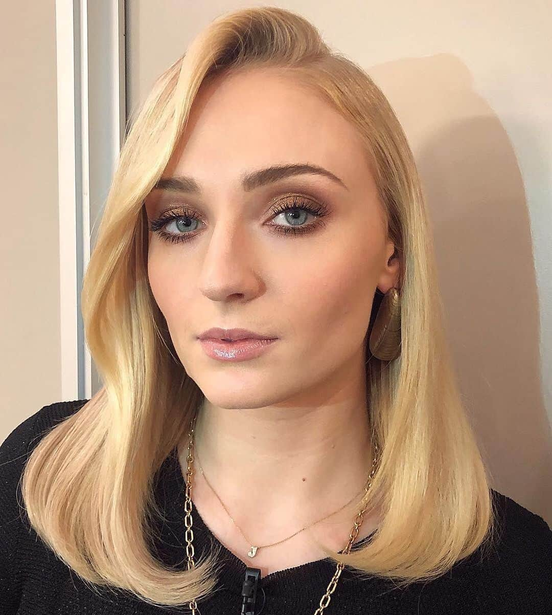 パット・マグラスさんのインスタグラム写真 - (パット・マグラスInstagram)「BRONZE SEDUCTION SLAYAGE ⚡️⚡️⚡️ The SCINTILLATING @sophiet serving a SUBLIMELY SMOKEY EYE by MAJOR #MUA @georgieeisdell  on the @latelateshow with @j_corden slaying the MOTHERSHIP V: Bronze Seduction Eye Palette ⚡️⚡️⚡️ #TurnYourEyesOn TODAY at PATMcGRATH.COM.」6月3日 23時02分 - patmcgrathreal