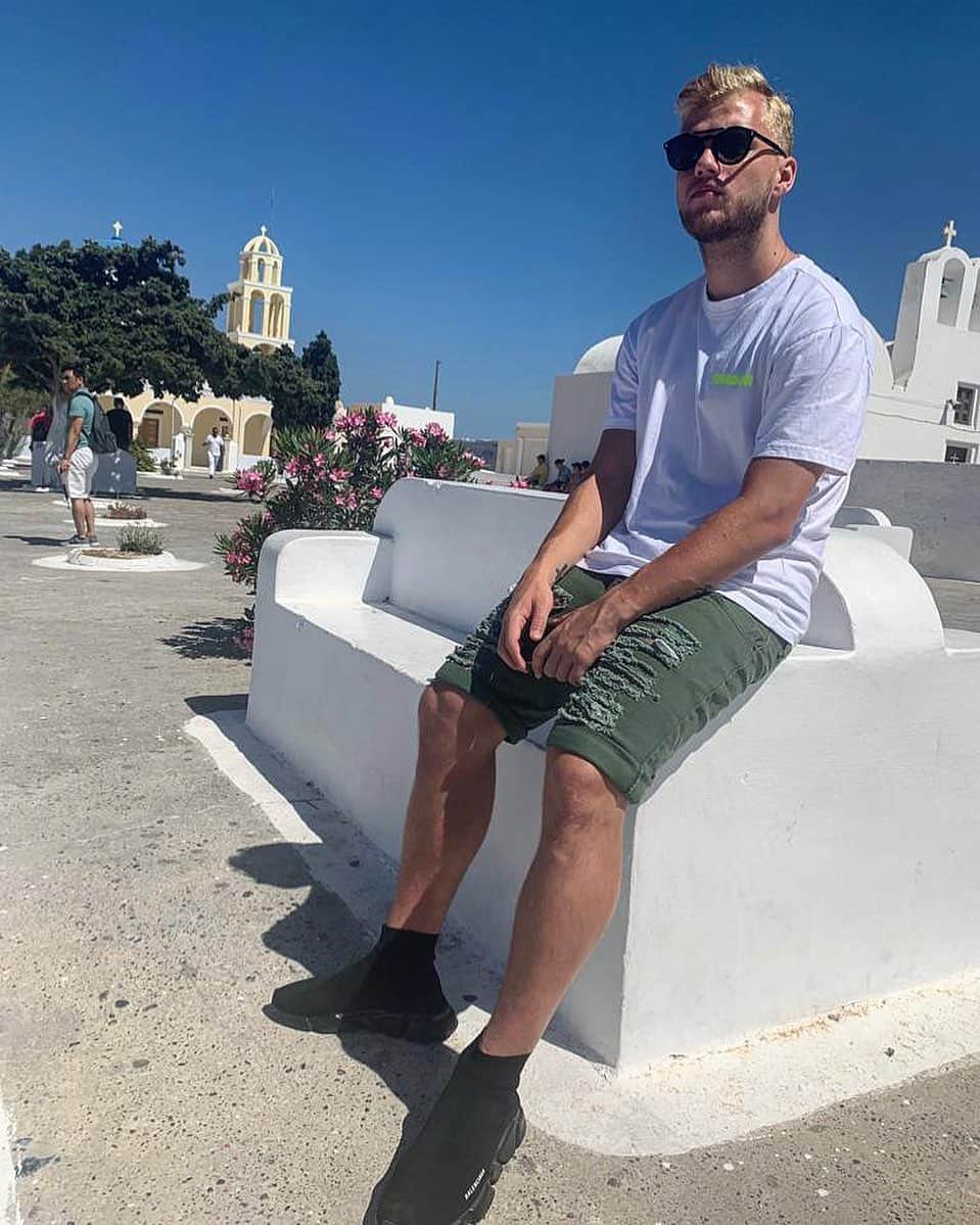 ヨハネス・ガイスのインスタグラム：「Santorini Greece 🙌🏻🙌🏻 #greetz」