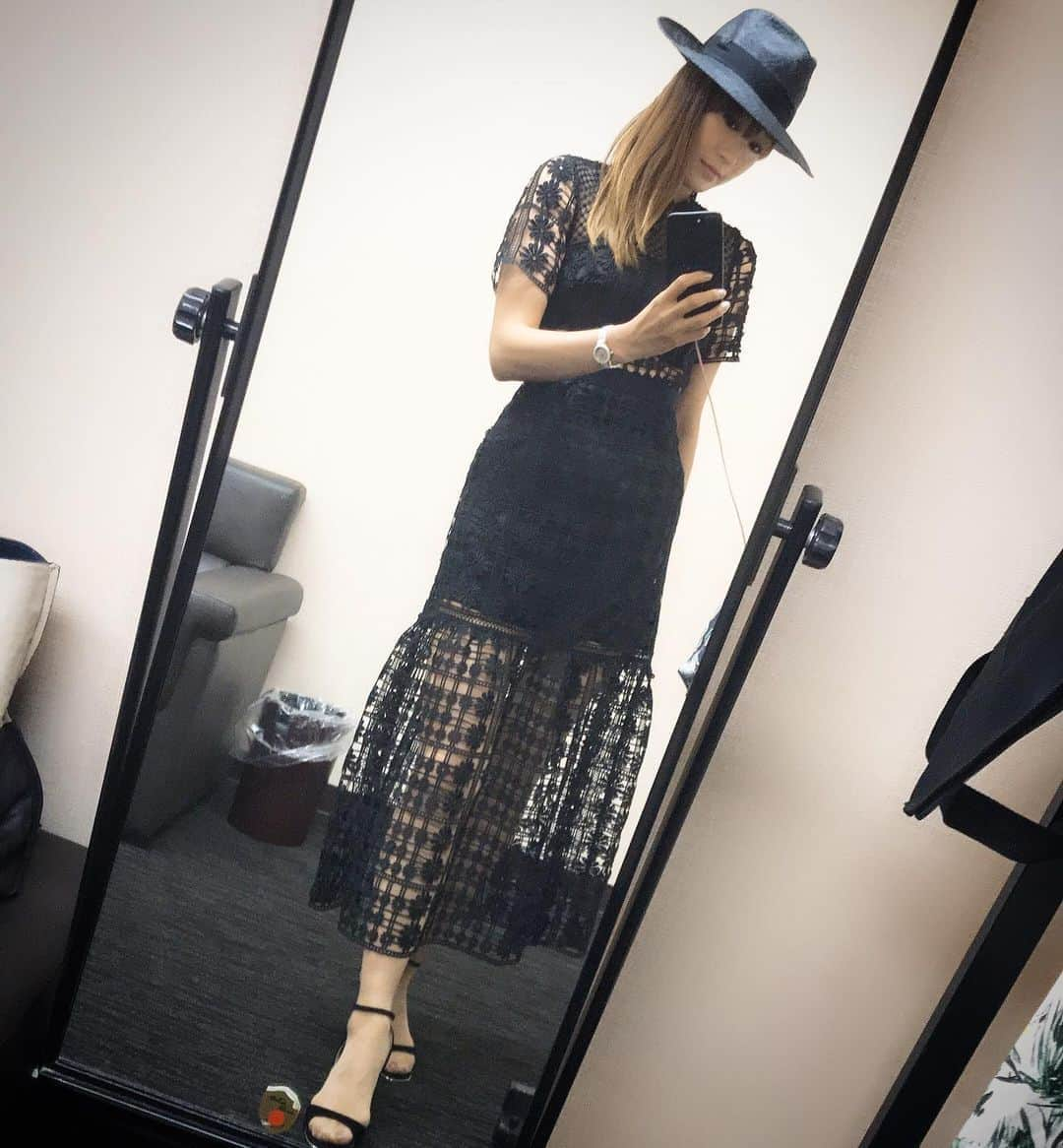 夕霧らいさんのインスタグラム写真 - (夕霧らいInstagram)「#自撮りスト  #全身ショット #fashion #30代ファッション  #ファッション好き  #いいねじゅせよ  #ロングヘアー #ストレートヘアー #ハットコーデ  #ステージドレス  #ブラックワンピース #元タカラジェンヌ #元宝塚歌劇団男役  #モノトーンコーデ #ブラック #黒で統一  #ソリオLive にて #本当にありがとうございました❤️」6月3日 23時04分 - 88rairai88