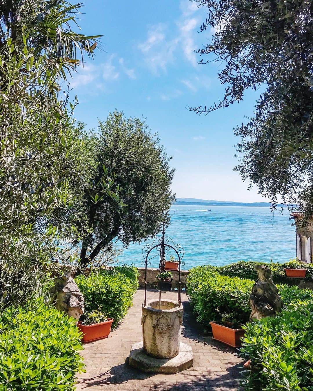 Anniのインスタグラム：「#qualitytime with the family in Bella Italia ❤️☀️🚤 #sirmione #lakegarda——————————————————————————— • • • • •  #fashionblogger_de #blogger #inspiration #inspo #americanstyle #liketkit #nature #love #travel #travelblogger #italy #italien #gardasee」