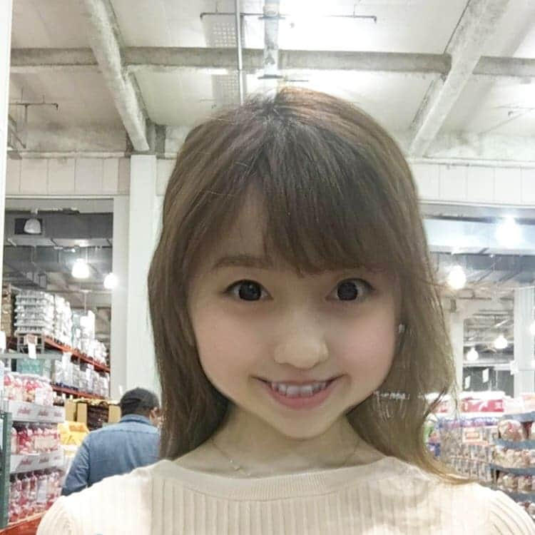 早川愛さんのインスタグラム写真 - (早川愛Instagram)「ぐみちゃんね、コストコにいってきたの。 ぐみちゃんのほしかったキャラメルワッフルとトリュフポテチはうってなかったんだ。かなしみ。 でも試食もいっぱいしてたのしかったよ。 歯が虫歯みたいにみえるけどぐみちゃん虫歯はないよ。www ・ ・ ・  #スナチャ #snapchats  #コストコ #コストコ多摩境 #コストコ大好き #コストコ購入品 ブログに載せますね #多摩境 #costco」6月3日 23時11分 - megumegu_1006