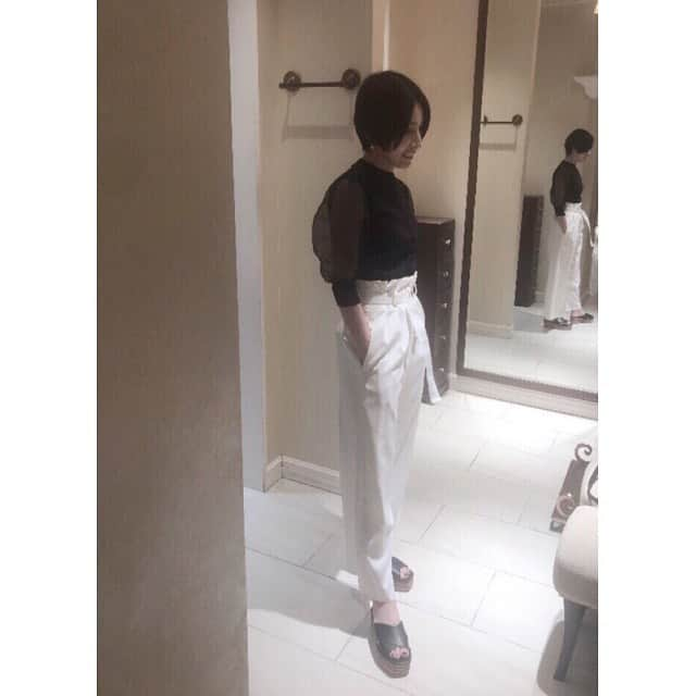 奥菜恵さんのインスタグラム写真 - (奥菜恵Instagram)「念願の初ストロベリー🍓 伊勢丹新宿店本館2階にある1〜7号までの小さいサイズを取り揃えたストロベリーショップへ🍓 サイズ感は大事ですね。こちらのショップ、もっと早く知っていれば😆🎶 ブランドラインナップもテンション上がります↓ 23区 / M-プルミエ / インディヴィ / 組曲 / シビラ / セオリーリュクス / REDCARD/BEIGE/FLORENT / woadblue / INKOTEX / SACRA / Traditional Weatherwear / RITA JEANS TOKYO / MICA&DEAL / HERNO / DUVETICA /CANADA GOOSE / WOOLRICH  #ストロベリーショップ #伊勢丹 #小さいサイズ #小柄 #odorantes #nanouniverse  #エムプルミエ」6月3日 23時19分 - megumi_okina