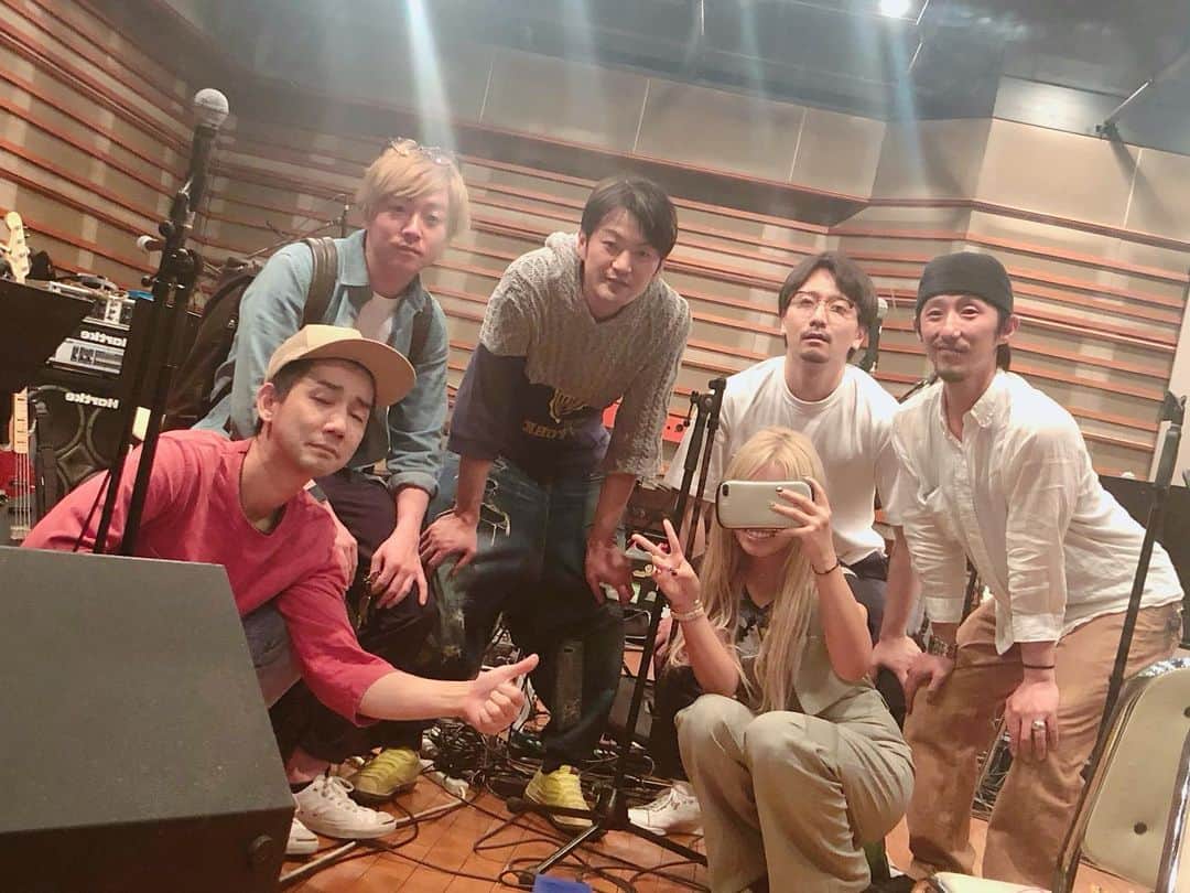 R!Nのインスタグラム：「#RIN0608SLO  6月8日、私の25歳の誕生日に開催されるワンマンライブのリハが始まりました！初日からぶっ放し、最高すぎるで候。  見逃す予定の方、本当に勿体無いなぁと予想が確信になった瞬間でした。過去最高のライブになるだろうとメンバーにも言ってもらえた！  早くお届けしたい✨ シンガーソングライター として生み出してきた楽曲たちの、最後のビッグワンマンライブ。 かけがえのない時間を過ごしてきた、その全てをお届けする日です。  チケットは指定席が完売！ スタンディングチケット🎫はまだまだお求め頂けます。当日券も出る予定です。  是非楽しみにしていてください！  チケットはこちら  チケットぴあ + R!Nで検索しても出てくるよ🙆‍♀️ https://t.pia.jp/pia/event/event.do?eventBundleCd=b1826066&afid=P05  #SSW #ワンマンライブ #ラスト #SLO #band #バンド #新宿ReNY #RIN」