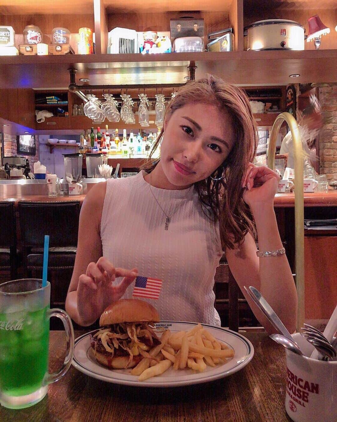 澤井玲未さんのインスタグラム写真 - (澤井玲未Instagram)「用事を済ませて夜ご飯巡りへ🍔 American dinerぽい好みのお店を発見できて幸せ🗽🇺🇸 . #dayoff#americandiner#dinner#humberger#hungry#japanesemodel#REMIsFASHION#アメリカン#🇺🇸#夜ごはん#アメリカンダイナー#メロンソーダ#ハンバーガー」6月3日 23時12分 - lemi_cruva