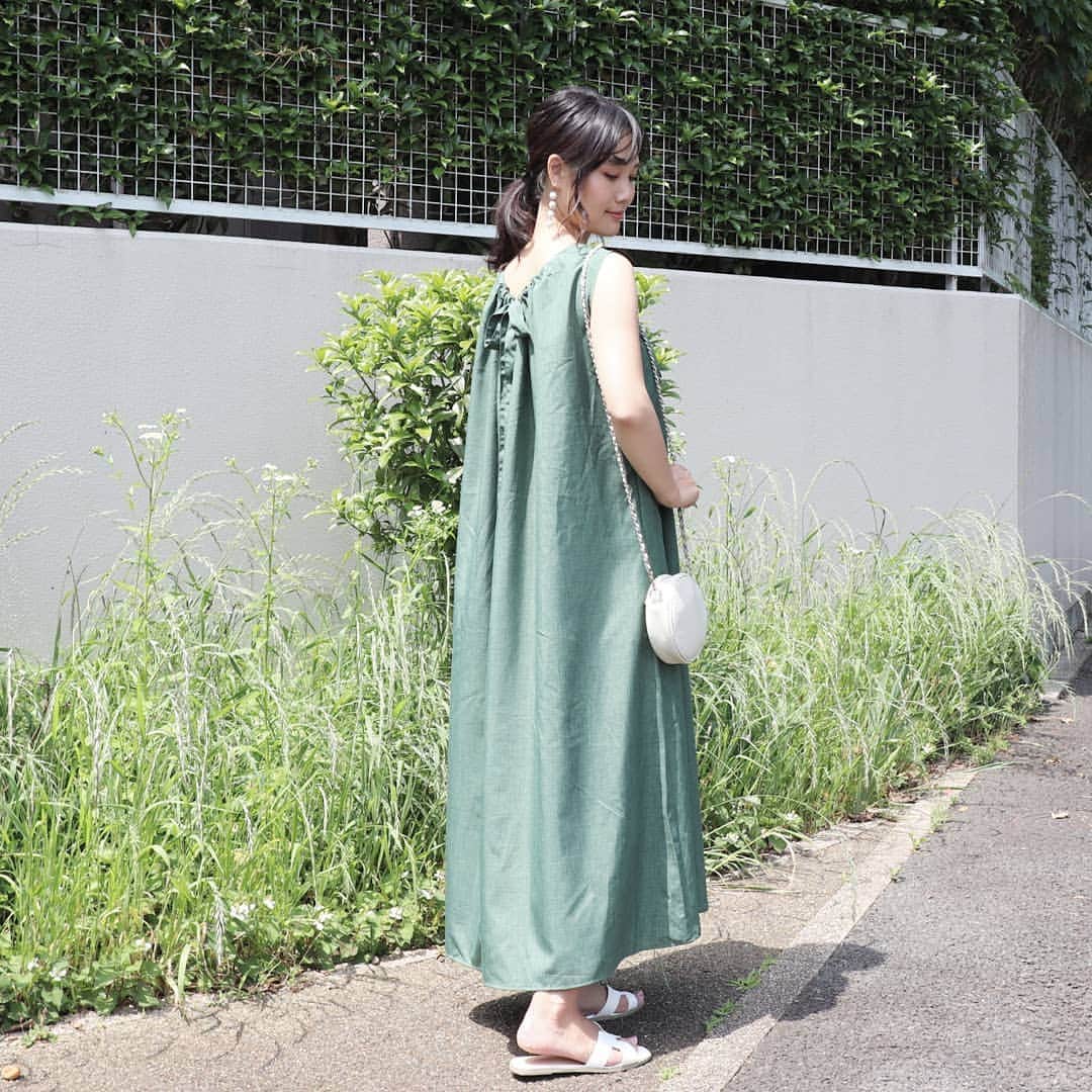Eri Satoのインスタグラム：「green×whiteコーデ · @titivatejp の #バックリボンロングワンピース ·  見た目よりさらっと軽く着られるから 旅行の時に良さそうだなぁ😋 リボン結びのおかげで後ろ姿も可愛い🎀 足元は履きすぎな #フラットスクエアサンダル · #ティティベイト#titivate  #titivatestyle#fashion#ootd#outfit#code#coordinate#style#ファッション#コーディネート#コーデ#プチプラ#プチプラコーデ#ママコーデ#シンプルコーデ#mamagirl#locari#ママファッション #partegram#読者モデル#ママモデル #l4like#カジュアル#お洒落さんと繋がりたい#バックリボン#マキシワンピ#ティアードワンピース」