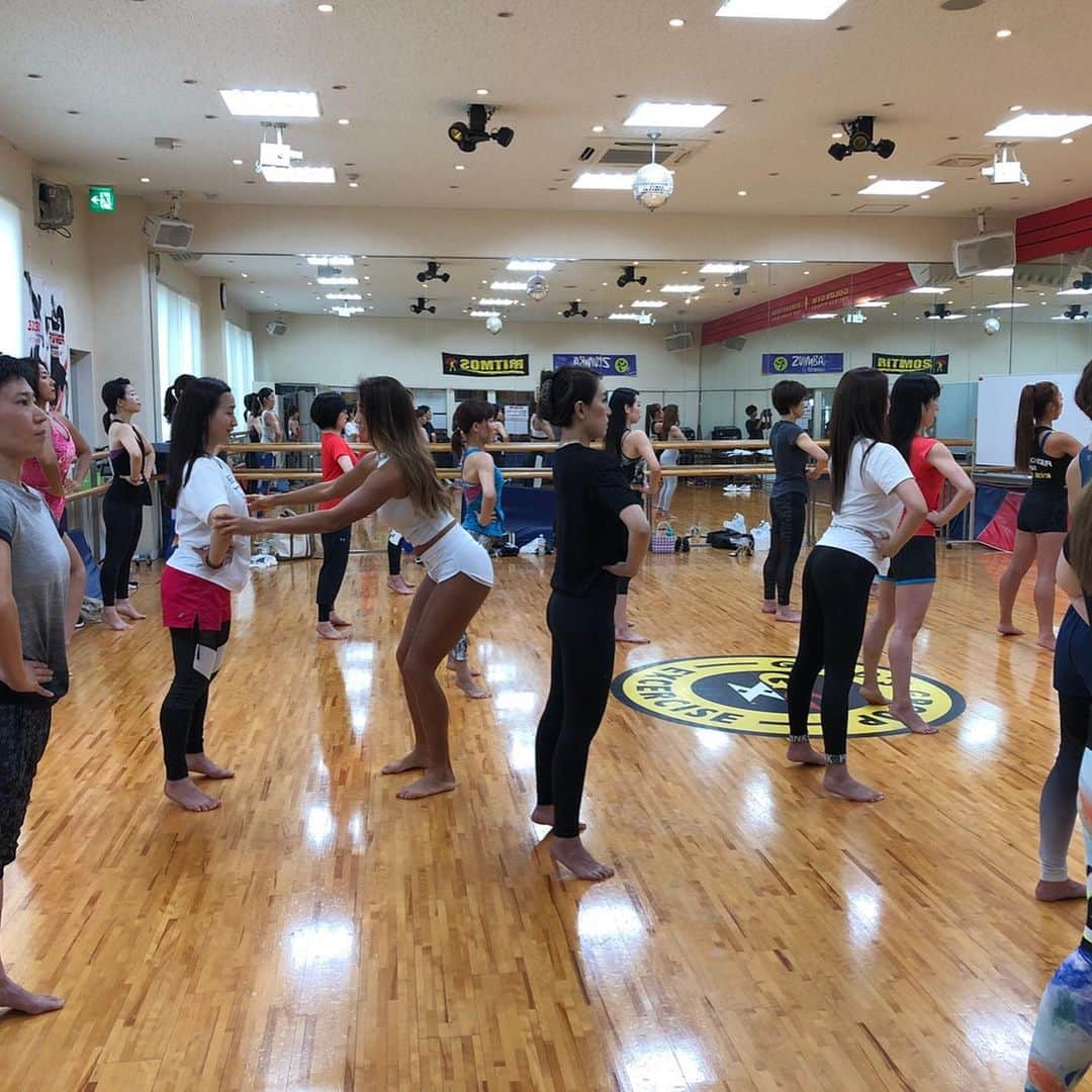 安井友梨さんのインスタグラム写真 - (安井友梨Instagram)「今日のブログは「BIKINI FITNESS ACADEMY」  まず、第1部は！全国初開催となりました💗💗💗 BIKINI FITNESS ACADEMY！！ 私自身も、初開催のため、、本当にビキニフィットネスと向き合うことができる貴重な経験でした  私がロシアで学んできたことは、 今までお話した事がありませんでした。かれこれ50時間ほど受けたロシアでの、レッスンの数々。  マル秘㊙️㊙️㊙️㊙️話を、、、 ビキニアカデミーに参加してくださった皆様に、一つ一つお話をさせて頂きました。  最初の30分間は、、 ビキニフィットネスという競技について、 まずは、深く知ることから。  2時間では全く時間が足りなくて、 参加してくださった皆様、ありがとうございました😭😭😭 終了後には、表情が柔らかく💗💗💗 #トレーニング女子  #ゴールドジム  #ミールリプレイスメント  #糖質制限ダイエット  #おきかえダイエット  #ビキニフィットネス  #bikinifitnessacademy」6月3日 23時27分 - yuri.yasui.98