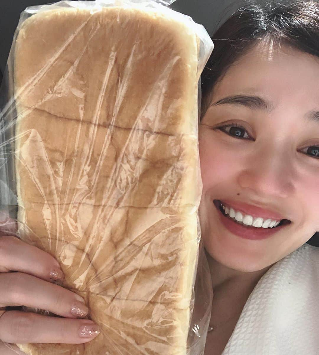 平野ノラさんのインスタグラム写真 - (平野ノラInstagram)「ダイエットした途端に次から次へと大好きな食べ物が差し出されるダイエットあるある。乃が美の食パンとりあえず一緒に撮る...食べるな私！この時間はダメだ！我慢しろ！あぁなんて柔らかい！だめだめ！あぁ食べたい！抱きしめるだけ！少しだけ！だめ！こいつめ！美味すぎるんだよな！ああああああああああああああ🍞🍞🍞 #乃が美 #VS #ノラ #ホテルの部屋に一人 #食パン見つめてる #何もつけずにそのまま食べても美味しいの知ってるし #助けて #3キロ太った #食べ物のことばっか考えてる  #そんなことより歯になんかついてる #さっきのゴマせんべい #食っとるやないかい #中学生の頃と変わってない叫び #Noバブリー #平野ノラ」6月3日 23時27分 - noranoranora1988