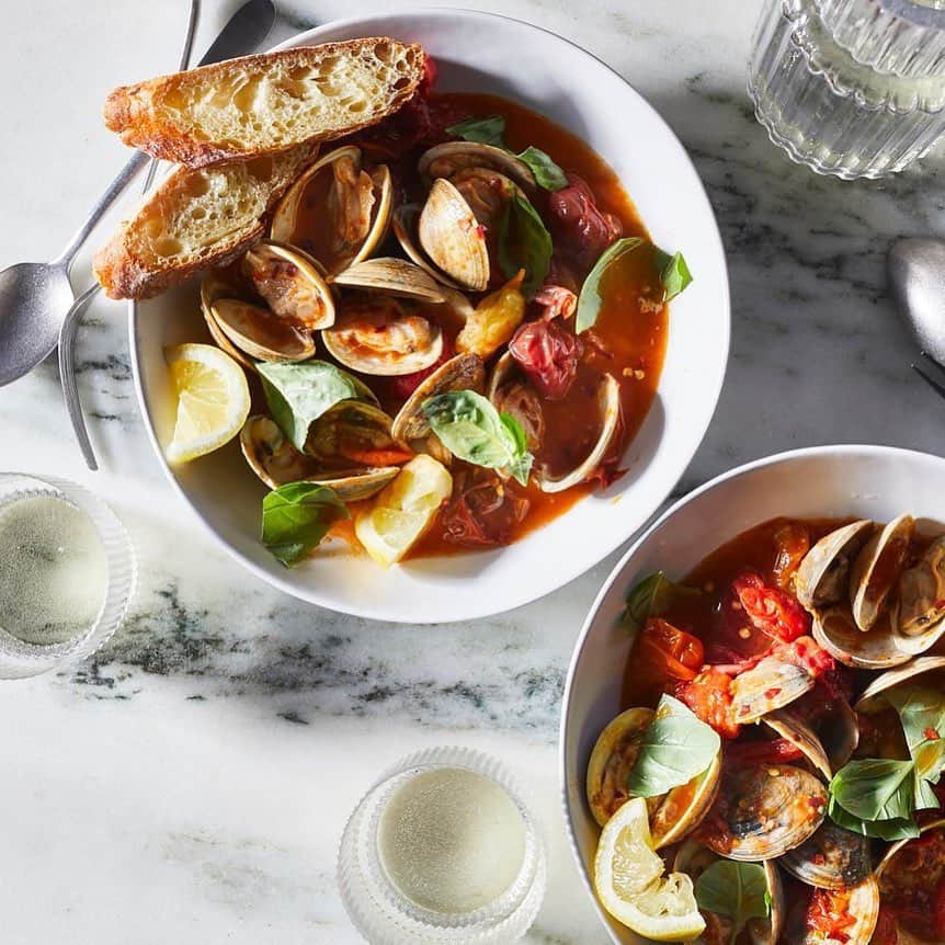 Food & Wineさんのインスタグラム写真 - (Food & WineInstagram)「Love clams but hate shucking? @coluhenry steams hers with juicy summer tomatoes in a beautiful white wine broth. This one-pot meal is ready in under an hour and easy enough to make on weeknights, all summer long. Recipe link in our bio. #FWCooks 📷: @jencausey」6月3日 23時20分 - foodandwine
