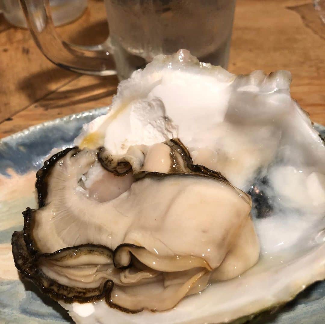 のインスタグラム：「今日は久しぶりの店、行ったことなかった店など。たまにはホッピー以外も飲むのです。 #あぶさん #岩牡蠣 #あなごてんぷら #伏龍石沢亭 #日本酒」