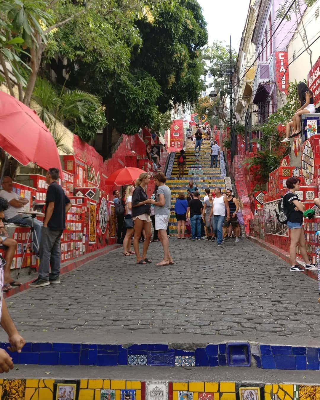 ティナ・デサイのインスタグラム：「Selaron steps, Maracana stadium, Sambadrome and the carnival costumes, and the beaches and views of Rio ❤️❤️❤️」