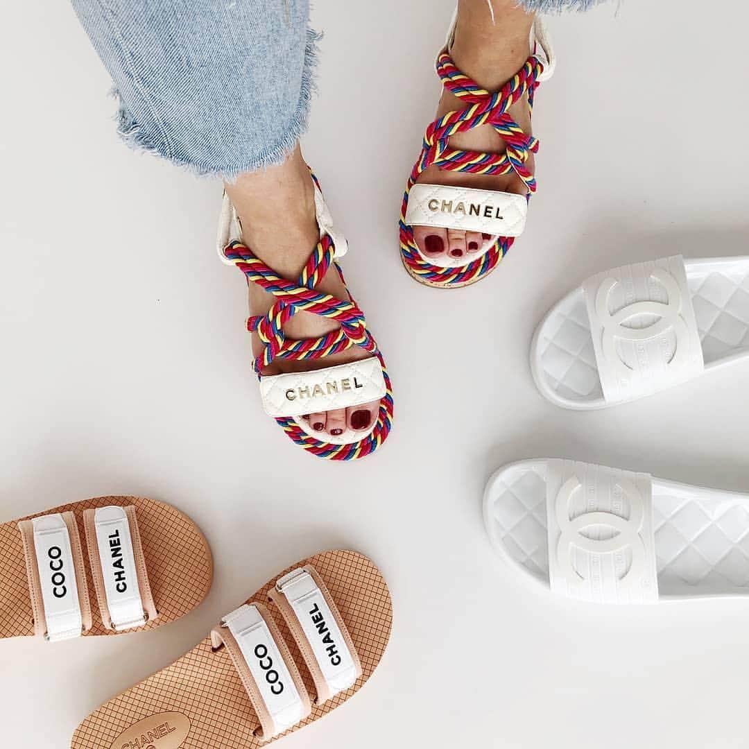 Blonde Saladさんのインスタグラム写真 - (Blonde SaladInstagram)「HAUTE COUTURE GOES COMFY: the revolution of the slippers that have already become our Summer obsessions! 🍉 Find them out on the mag!🌈 #theblondesalad #trend #slippers #chanel #fashion #summer #ss19 @threadsstyling」6月3日 23時37分 - theblondesalad