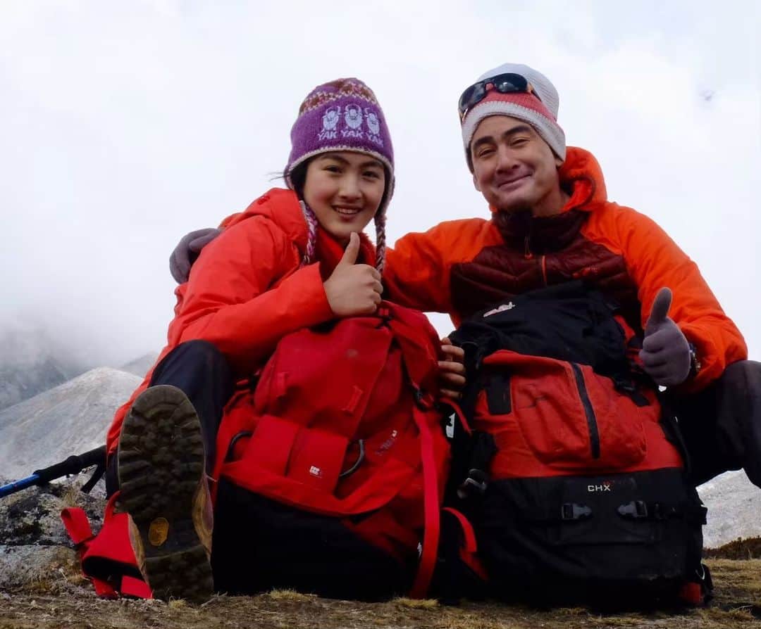 野口健さんのインスタグラム写真 - (野口健Instagram)「来月、娘殿とキリマンジャロに挑戦する事になりました。5年ほど前に娘殿から「キリマンジャロに登りたい！」との一言から「やるからにはちゃんと目指そう！」とスタート。まずは１０時間以上歩ける体力をつけるべく八ヶ岳をメインに縦走を始めた。時には雨の日や雪降りの日にも縦走を。あらゆる気象条件の中においても正しく判断できるように、その為には場数も必要。二回のヒマラヤ遠征もキリマンジャロに向けたトレーニングの一環。特に春のヒマラヤ遠征は五千メートル峰三山に登り、ポカルデ峰はキリマンジャロよりも難しい。例年よりも雪が多く中学校を卒業したばかりの娘にはかなりハードだったはずですが、あの経験から手応えはつかめたはず。いきなりキリマンジャロに挑戦しても登れるのかもしれませんが、それでは意味がない。 キリマンジャロに向けてこれでもか！と経験を積んでいくのが大切だし、その過程が楽しい。  来月からのアフリカ遠征ですが、キリマンジャロ、ケニア山、メルー山と五千メートル三山に挑戦する予定。これから約1ヶ月間ありますが、それまでも準備！ やれることをやり尽くしてその上でキリマンジャロに挑みたいと思います。  僕も頑張らないと^^; #野口健#野口健親子登山#野口絵子」6月3日 23時36分 - noguchiken8848
