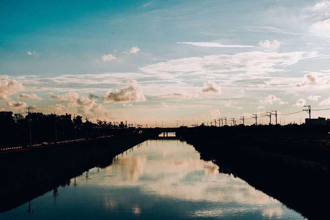 李翔のインスタグラム：「昨天的風 昨天的溫柔 - #weekendmood #bbctravel #natgeo #discoverearth #taiwan #iseetaiwan #stayandwander  #natgeoyourshot #yourshotphotographer  #newyorktimes  #traveladventures  #lovetheworld  #ilovetravel #natgeotravel #夏  #日常 #gothere #summer #culturetrip #yourshot  #BeAlpha  #mylpguide #lonelyplanet  #tripcom #臺南 #SonyA7M3 #tainan #SEL24105G @sonytaiwan @sonyalpha」