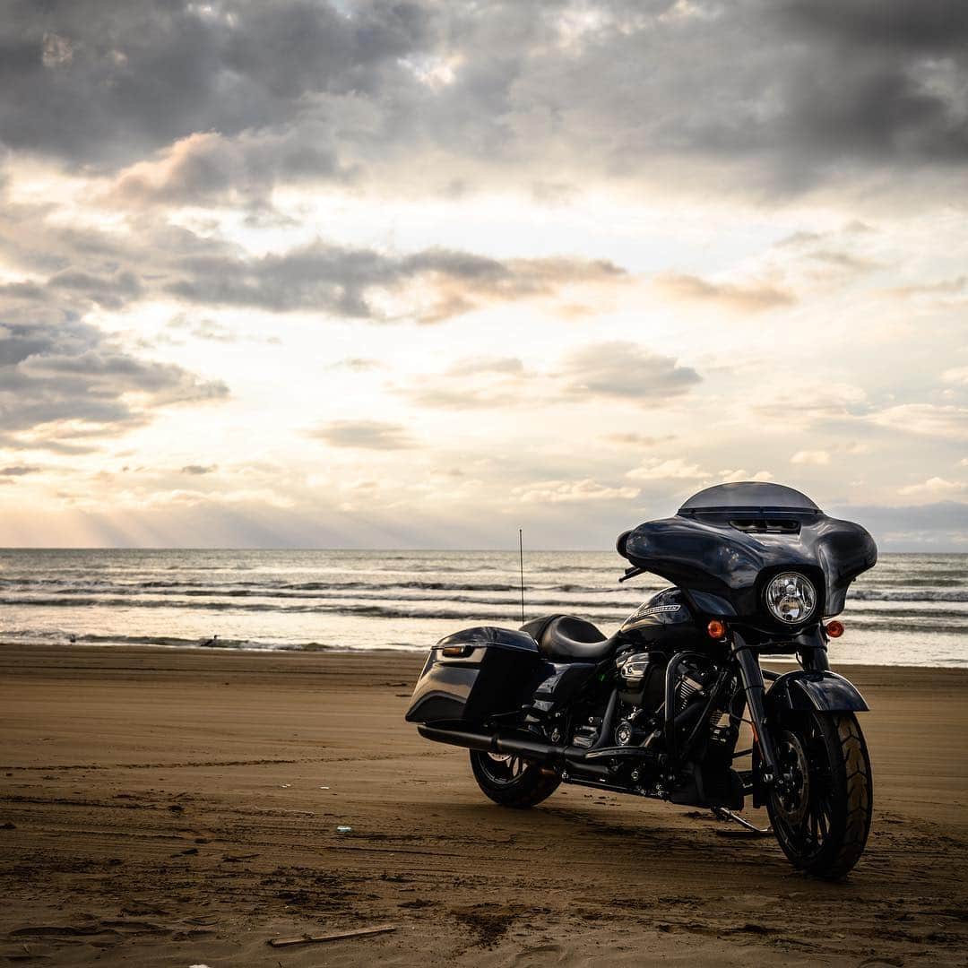 Harley-Davidson Japanさんのインスタグラム写真 - (Harley-Davidson JapanInstagram)「神がかった時を過ごそう。#ハーレー #harley #ハーレーダビッドソン #harleydavidson #バイク #bike #オートバイ #motorcycle #ストリートグライドスペシャル #streetglidespecial #flhxs #ツーリング #touring #ミルウォーキーエイト #milwaukeeeight #浜辺 #海辺 #seashore #beach #空 #sky #千里浜なぎさドライブウェイ#石川 #ishikawa #2019 #自由 #freedom」6月3日 23時29分 - harleydavidsonjapan