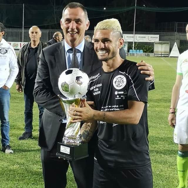 レミ・カベッラさんのインスタグラム写真 - (レミ・カベッラInstagram)「Vittoria 👏🏼 1 but ⚽️ Homme du match 🏆 Mercééé à toute la Squadra quel bonheur ⚫️⚪️ Un moment magique ne changez rien !! Tout cœur avec vous pour la suite ✊🏼 Simu inseme Forza 🖤 Bonnes vacances à tous et profitez 🙌🏼 💯」6月3日 23時29分 - remycabella