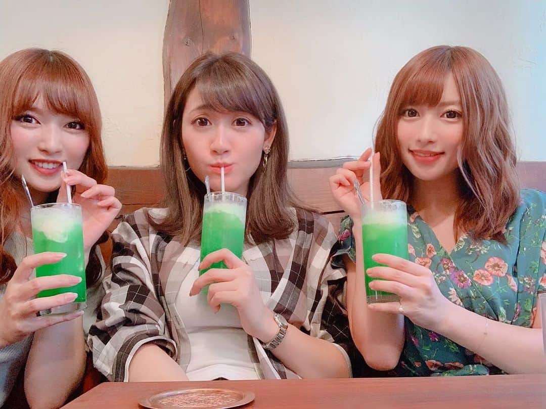 のインスタグラム：「🌤 . . 今日は朝から ツキスポの 収録でございました✨ . . お昼にみんなで入った ちょっぴりレトロな 洋食屋さん。 . . 玉ねぎザクザクの 家庭らしいハンバーグに 手作りのクリームソーダ。 . . なんだかこういうの良いね！ ってみんなで食べてる時間が 幸せでした☺️❤️ . . ナポリタンも ピラフもオムレツも ぜーんぶ美味しそうだったなぁ🥺 . . #work #lunch #juice #hamburg #restaurant #洋食 #お昼ご飯 #ハンバーグ #メロンソーダ #中野 #政重ゆうき #矢部あきの #木村魚拓 #さん #成瀬心美」