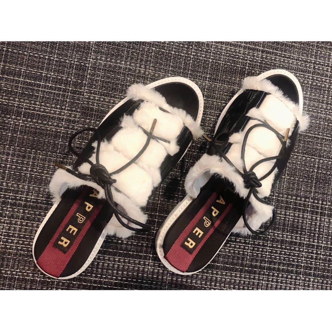 東なつ紀のインスタグラム：「楽チンサンダル① #flapper #サンダル #ファーサンダル #出勤すたいる  靴とか鞄とか小物とか 可愛いと思ったものしか使わないから 自己満でポストすることにした〜❤︎」