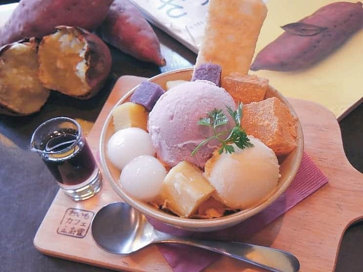 おいもカフェ金糸雀さんのインスタグラム写真 - (おいもカフェ金糸雀Instagram)「. おいもを使ったアイスやわらび餅が一度に楽しめる『おいも鎌倉パフェ』。 薩摩芋(さつまいも)と紫芋の味の異なる2つのおいもアイスに、芋ようかんや焼き芋ダイス、わらび餅や白玉を盛り込んだ、人気のお洒落な和パフェです♪ . #おいもカフェ金糸雀 #おいもカフェ #鎌倉 #小町通り#湘南 #カフェ #和カフェ #神奈川カフェ #鎌倉カフェ #小町通りカフェ #湘南カフェ #鎌倉スイーツ #鎌倉グルメ #鎌倉デート #パフェ #スイーツ #アイス #おいも #さつまいも #芋 #紫芋 #おいもパフェ #おいもスイーツ #かわいい #カフェ巡り #スイーツ巡り #芋女 #kamakura #kawaii #japan . 《おいもカフェ金糸雀》 営業時間：10:00-18:00(L.O.17:30) 定休日：水曜日 248-0006 神奈川県鎌倉市小町2-10-10 小町TIビル1F TEL：0467-22-4908」6月3日 23時35分 - oimocafekanaria