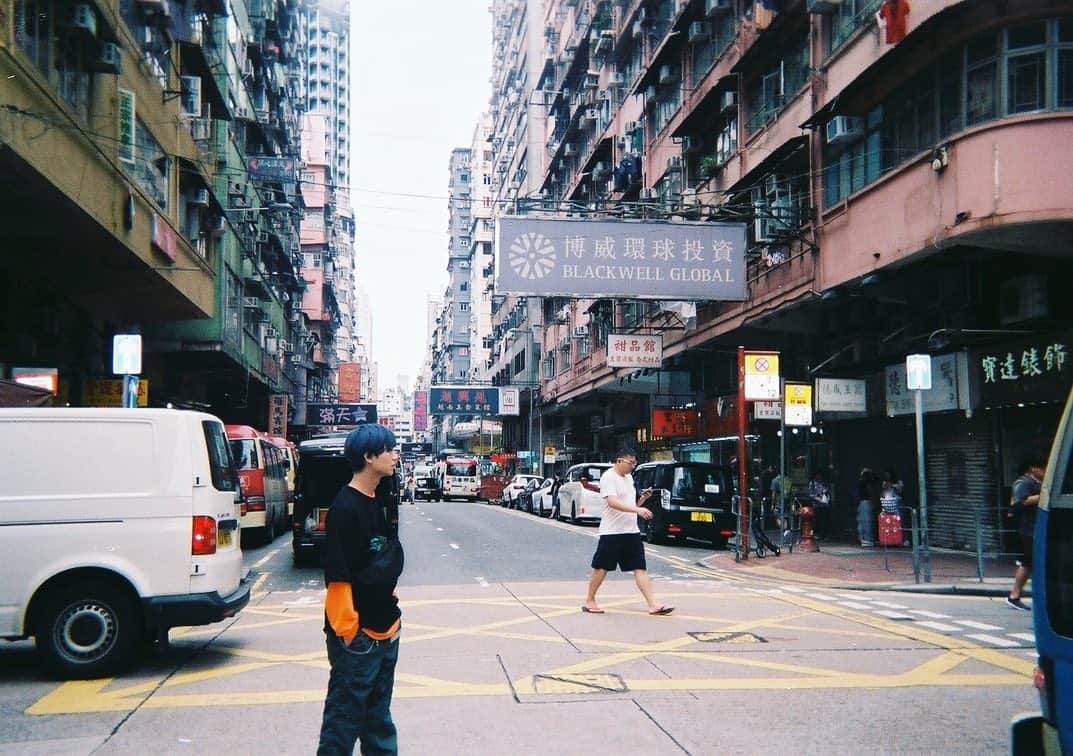 れいなかやま。のインスタグラム：「香港の街🇭🇰 歩いてるとマンションの壁に付いてるし室外機から水がポタポタ落ちてくる。笑  #hongkong #streetsnap #海外旅行  #l4l #f4f」